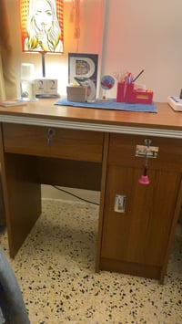 ميز دراسه سعر الشراء 650  اريده بـ 300 الف  نضيف وجديد ماصارله هواي من...