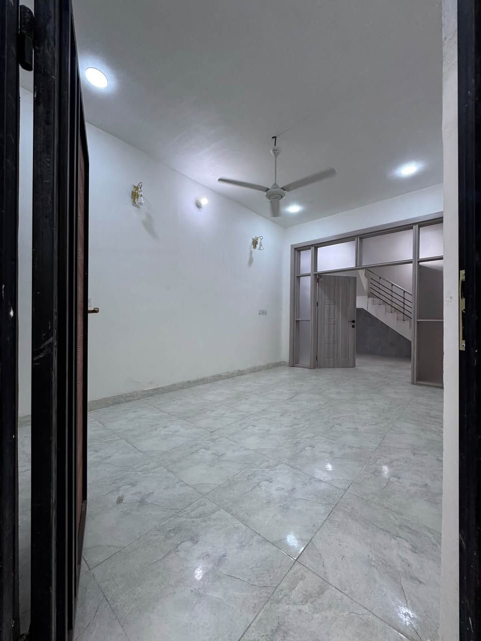 ✨ فرصة عقارية مميزة لا تُفوّت في قلب الديوانية! ✨
​هل تبحث عن منزل الأحلام بتصميم عصري وأنيق؟ بيتك الجديد بانتظارك بموقع استراتيجي هادئ وقريب من أهم الخدمات!
​📍 الموقع: الديوانية - حي الفرات شارع الصب.
​🏡 مواصفات العقار:
​📐 المساحة:100 متر ممتازة واستغلال ذكي لكل متر.
​🛏️ غرف النوم: 3 غرف نوم واسعة توفر لك ولعائلتك أقصى درجات الراحة والخصوصية.
​🛋️ الصالات: صالتين واسعتين بتصميم مودرن حديث يناسب ذوقك الرفيع.
​🚪 الاستقبال: صالة استقبال فخمة ومصممة خصيصاً للمواجب والضيوف.
​🍽️ المطبخ: مطبخ متكامل ومريح يلبي كل احتياجاتك اليومية.
​🚿 الخدمات: 3 حمامات/صحيات متكاملة وموزعة بشكل عالي الكفاءة.
​✨ لماذا هذا المنزل بالذات؟
واجهة عصرية وحديثة بألوان هادئة ومميزة، تشطيبات مريحة للعين، وموقع حيوي قريب جداً من كلية الطب والمرافق الأساسية!  
​📞 للإستفسار أو للحجز والمعاينة:***********
تواصل معنا الآن ولا تفوت الفرصة!

