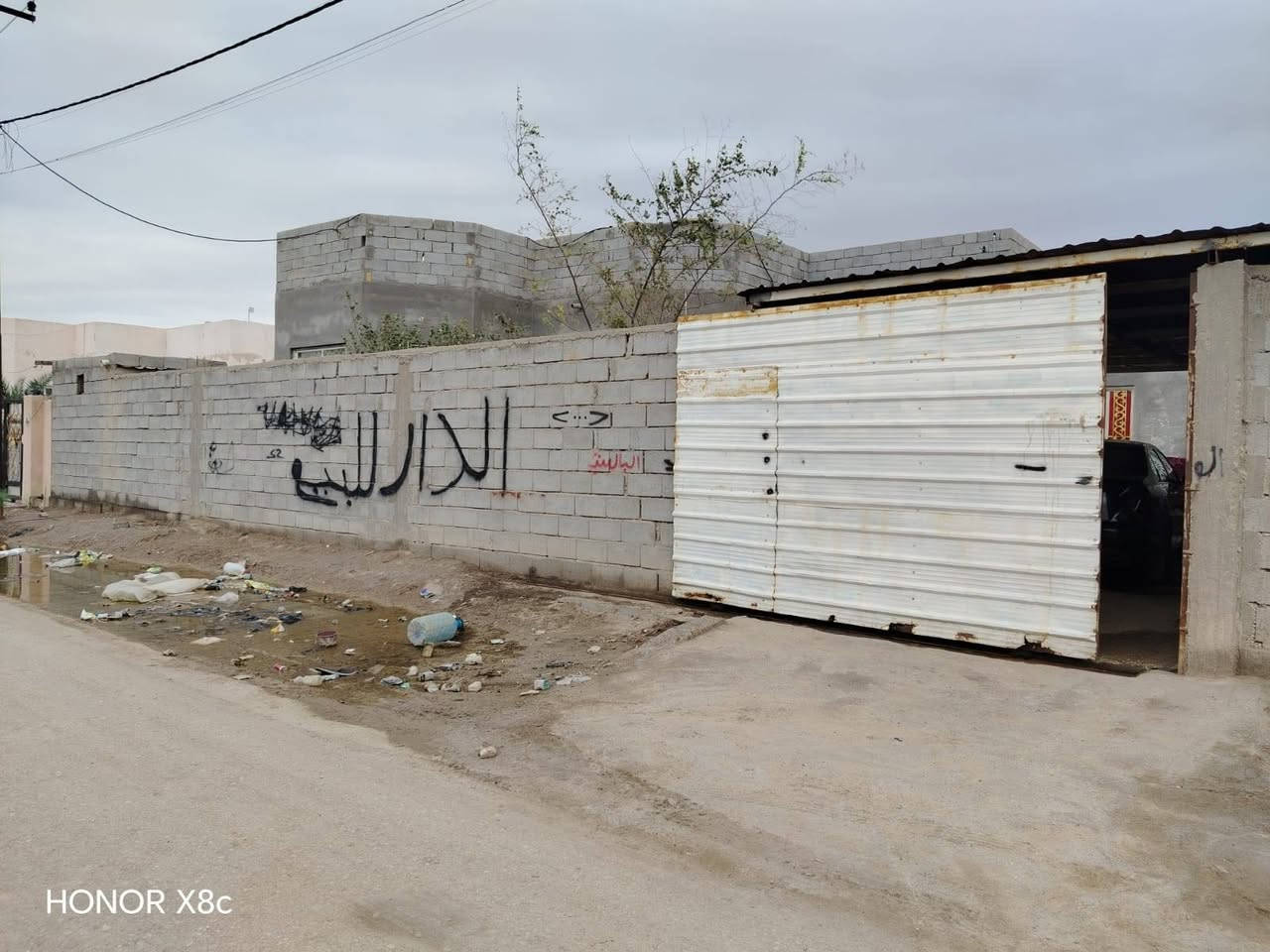 سلام عليكم بيت زاىد مشتمل للبيع لمساحه 420متر
لبيت لجبير يحتوي على غرف3 وصاله وموزع وصحيات وساحه جبيره
 لمشتمل غرفه وصاله وصحيات لمكان البصره قضاء لدير ابوغرب تواصل ***********
