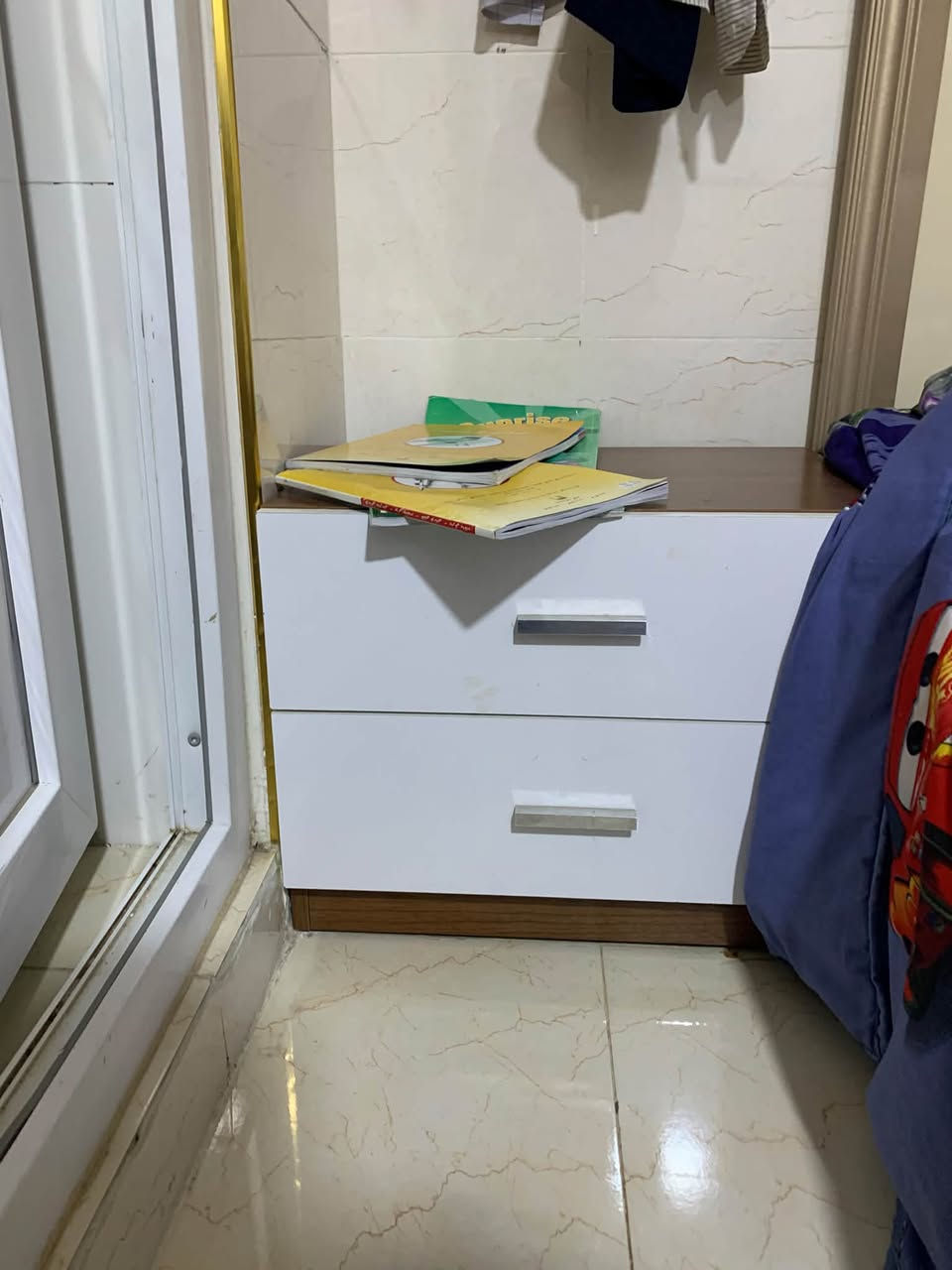 تاقم نوستن چوار پارچە
یەک تاکی دوو دەرگا 
پەردەی زێبرا
گشتی وە یەکۆ بۆ فرۆشتن ٢٥٠ هەزار 
***********
