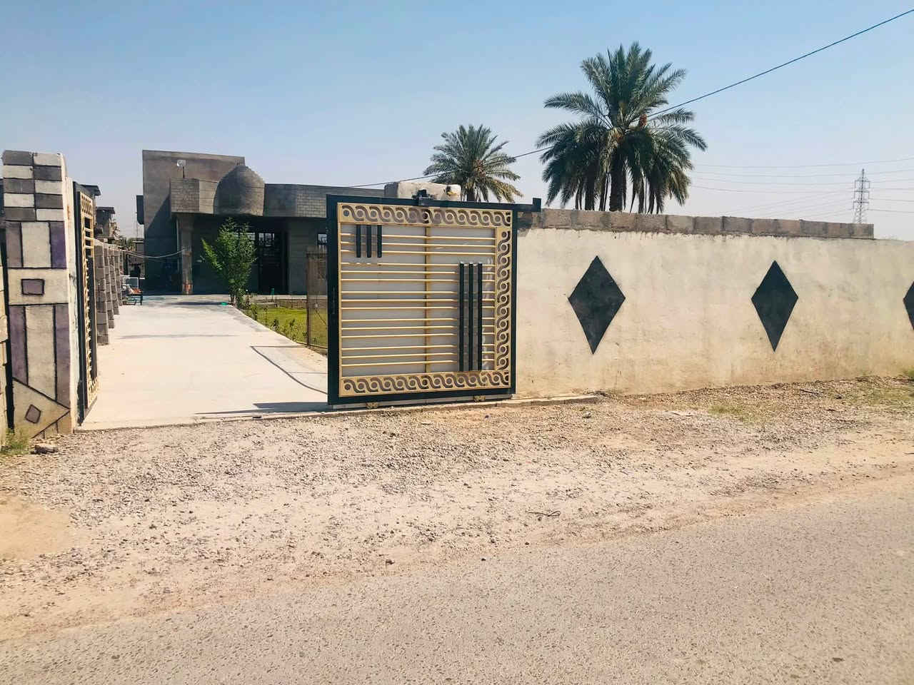 السلام عليكم ورحمه الله وبركاته
دار للبيع في بغداد التاجي جنس الارض ٢٥ المساحه الكليه ٥٣٠ متر للأستفسار 
***********
***********
