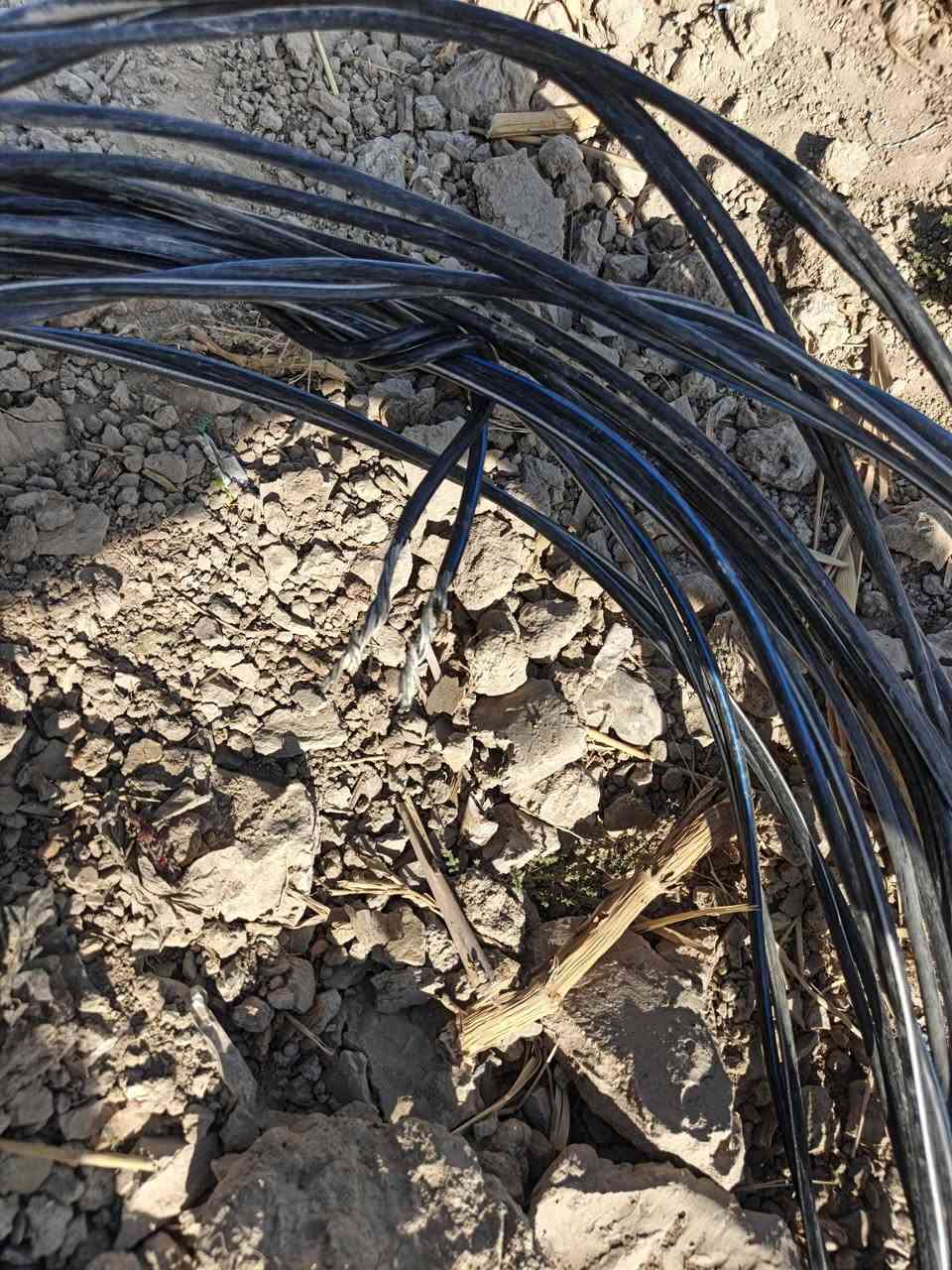 السلام عليكم اخوان الكيبل الأبيض اكثر من ٢٠متر 3فيز والكيبل الأسود سنكل فيز بعده جديد كثر من ٧٠متر قيم بما يرضي الله وخذهن ***********بابل
