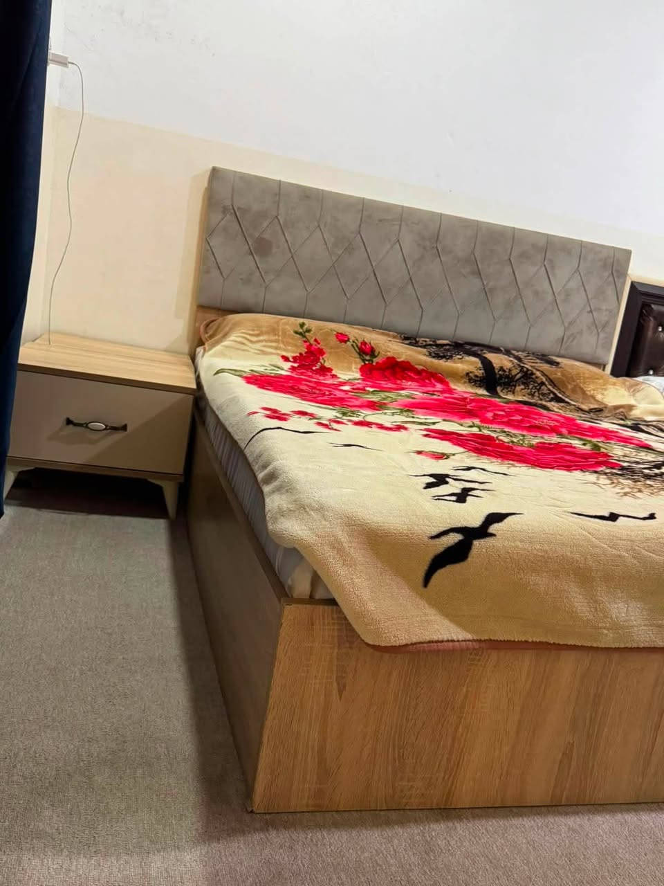 غرفه نوم بدون اي عيب بدون دوشك
350
***********
