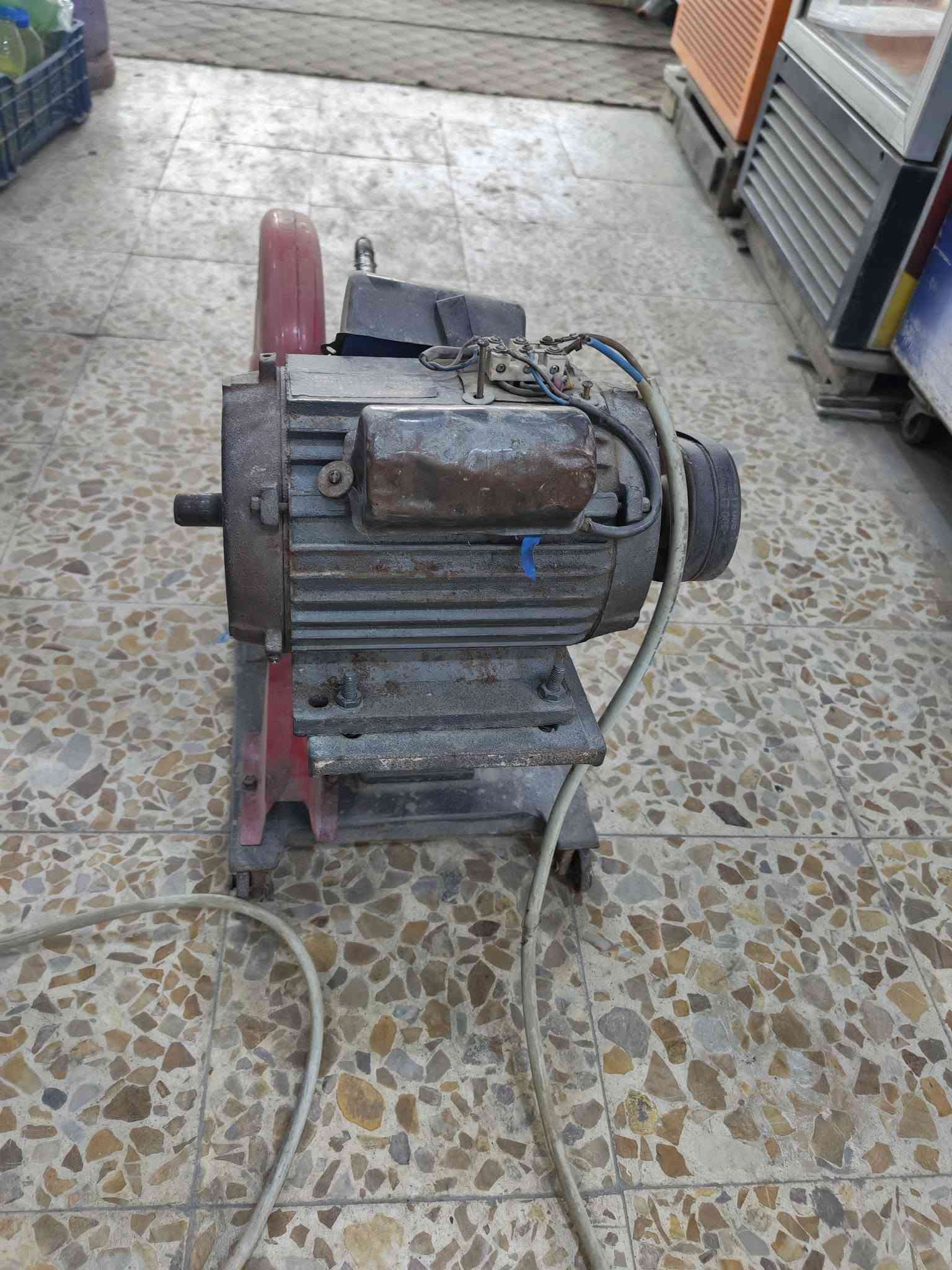 السلام عليكم عندي كتر دبل قايش حجم الكبير نوعيه قديمه استخدام منزل 🏠 عارضه 175 عندي عمايه كامله ملحقاته وياه 225 العنون النجف حي العسكري كبل استفسار خاص اوتساب ***********
