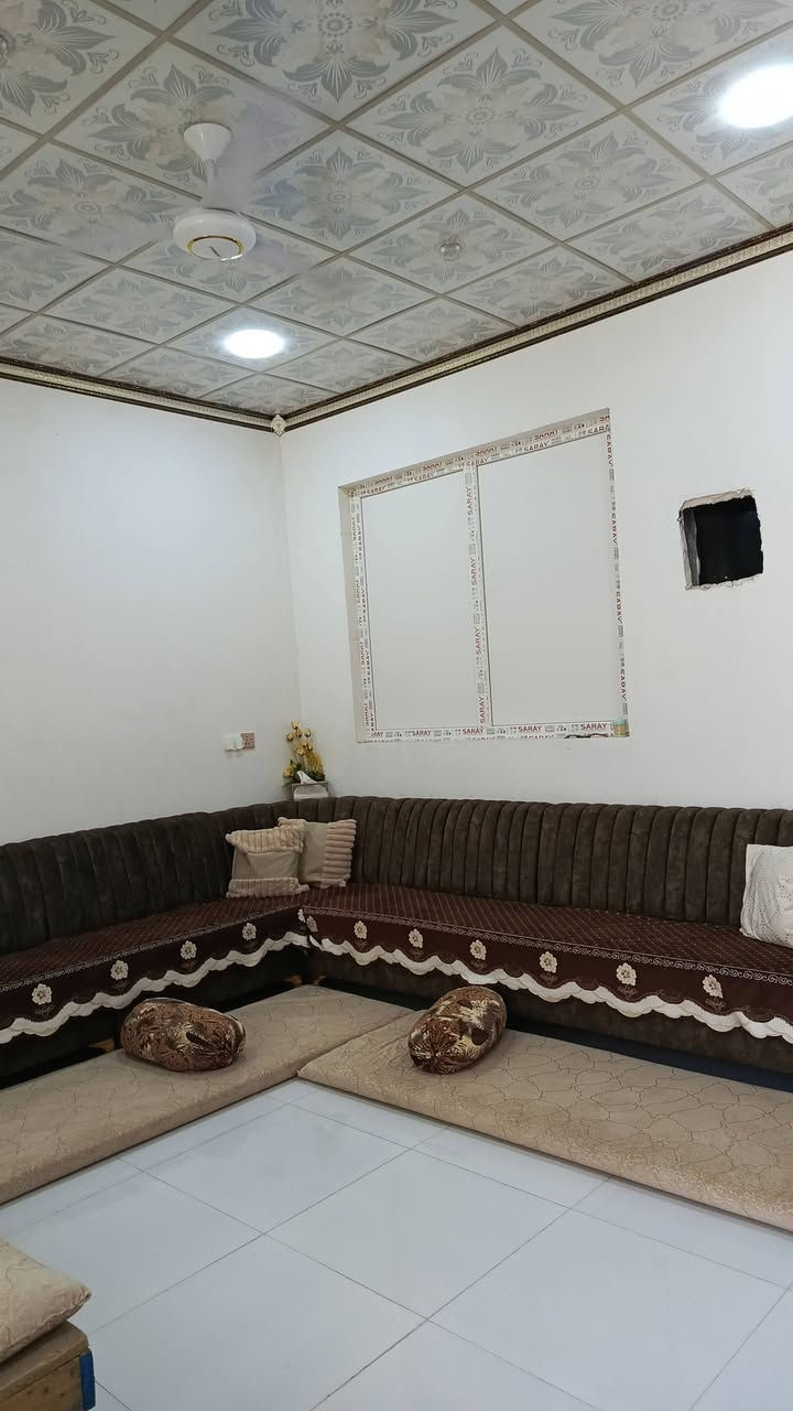 السلام وعليكم البيت للبيع طابو صرف حي النصر شارع الوسط قرب مول النصر مساحه  125م واجه 5 البيت كامل بناء جديد بيه 3 غرف واستقبال ومطبخ وصحيات داخليه و خارجيه  الواصل ///*********** //@@
