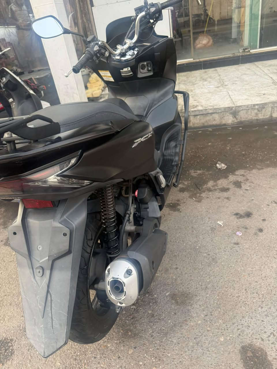 السلام عليكم دراجة pcx جيل رابع كفالة عامة السعر 19 وبيها مجال قليل
العنوان البصرة ام قصر 
***********

نص مكتوب في الصور:
- HONDA