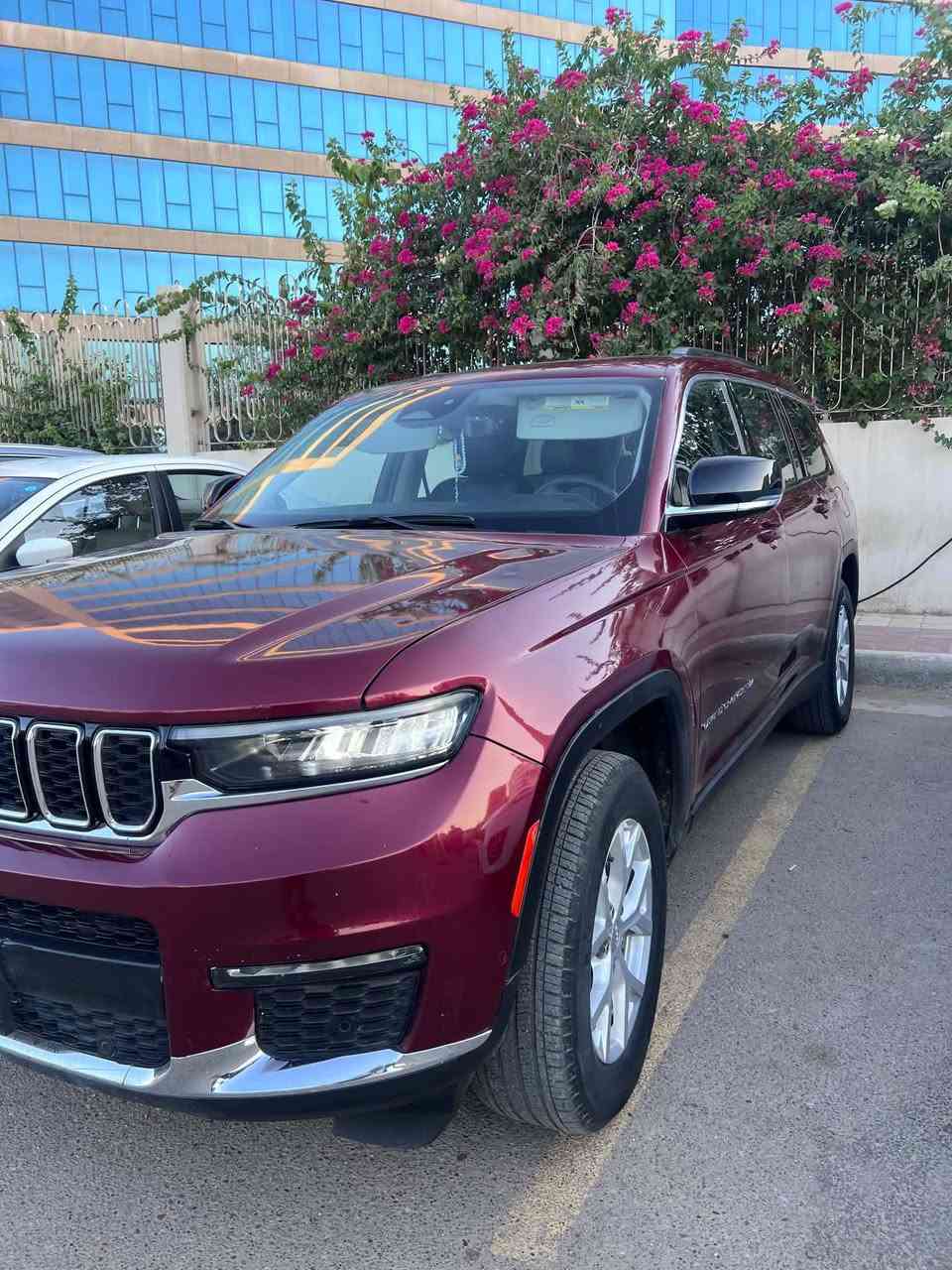 🚗 للبيع: جيب شيروكي ليمتد 2023
📍 مكان السيارة: بغداد 
📞 للتواصل: ***********
💰 السعر: ٢١٠ ورقة – قابل للتفاوض
📊 المسافة المقطوعة: ٢٦ مايل فقط
🛠️ المحرك: 6 سلندر – 3600cc

⚙️ المواصفات (فئة ليميتد):
• مقاعد جلدية فاخرة
• مقاعد أمامية تبريد وخلفية قابلة للتدفئة
• فتحة سقف بانورامية
• 7 مقاعد
• نظام دفع رباعي (4WD)
• تشغيل عن بُعد
• بصمة تشغيل
• بصمة أبواب
• شاشة وسطية كبيرة تدعمApple CarPlay
و Android Auto
• كاميرا 360 درجة
• باب خلفي كهربائي
• مصابيح LED أمامية وخلفية + أضواء ضباب
• مرايا جانبية كهربائية + نوافذ كهربائية بالكامل
• مقاعد فخمة 
• ناقل حركة ماوس 
‎شاشات عدد ٣ 
كامره عدد ٣ 
وبعد هواي مواصفات 

⚠️ أضرار السيارة:
ابيع السياره حزام بدون لغود وشواصي حادث سطحي

