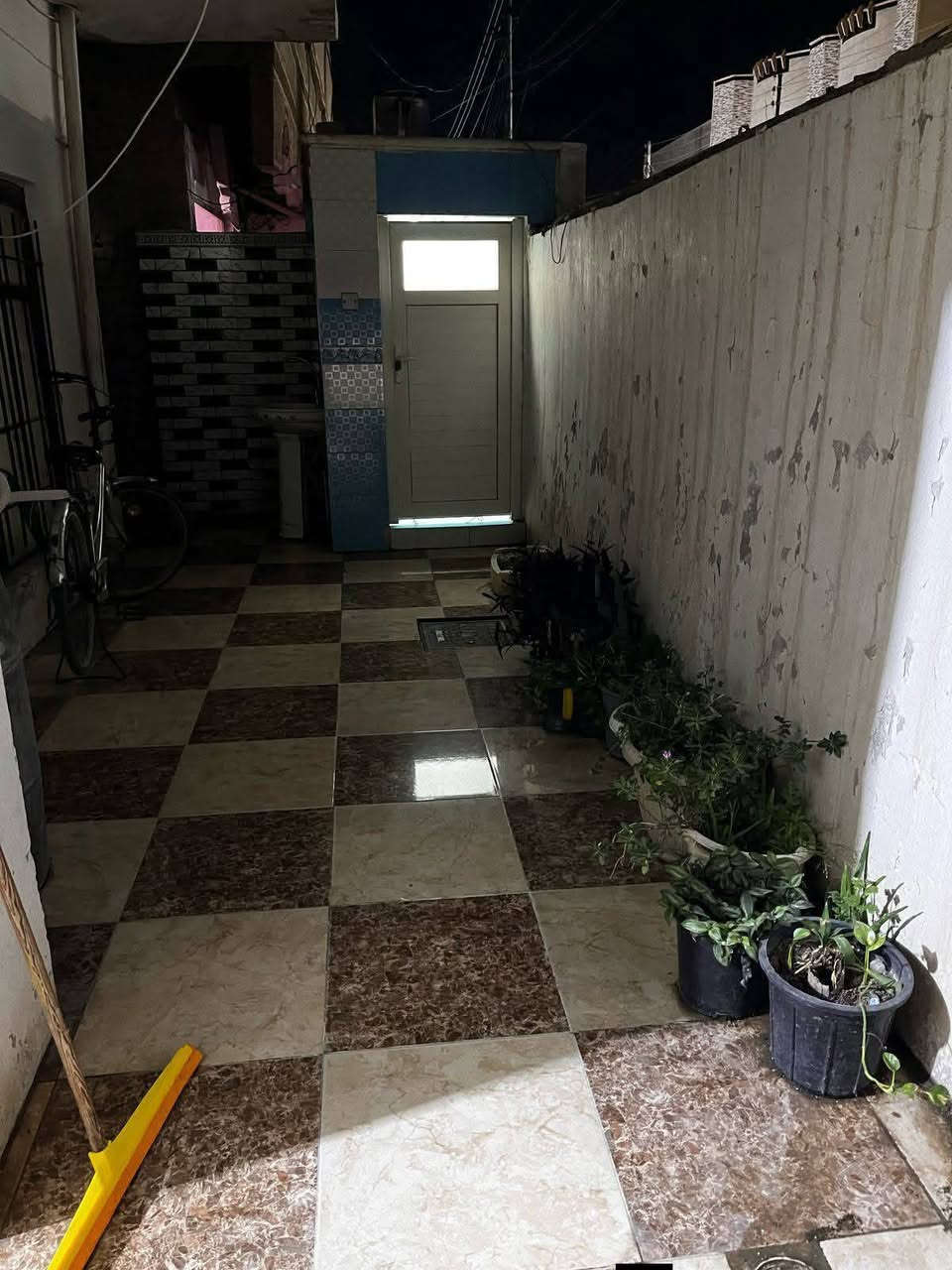 بيت طابقين طابو صرف مساحه ٢٠٠مترمربع
واجهة ١٠ نزال ٢٠
الطابق الأرضي غرفتين نوم استقبال صالة مطبخ مجموعتين صحية
الطابق الثاني  بناء حديث.
غرفتين نوم صالة كبيرة ومجموعه صحيه
سقوف ثانوية أرضية سيراميك 
العنوان حي الشهداء شارع الامير قرب اسواق الزهراء ‏‪***********‬‏
