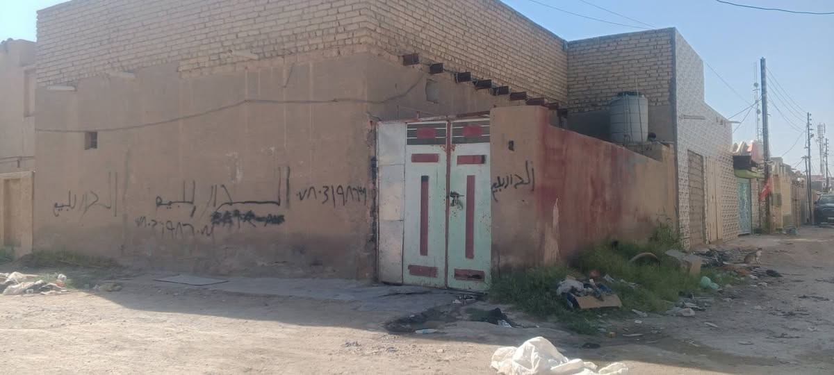 اللهم صلي على محمد وال محمد 
سلام عليكم بيت 125 متر ركن على شارعين حي الجوادين قرب مجمع سيد عوفي قرب مجمع ابو اطياف الحمزاوي اتصال على رقم فقط *********** ملاحظه البيت للبيع فقط
