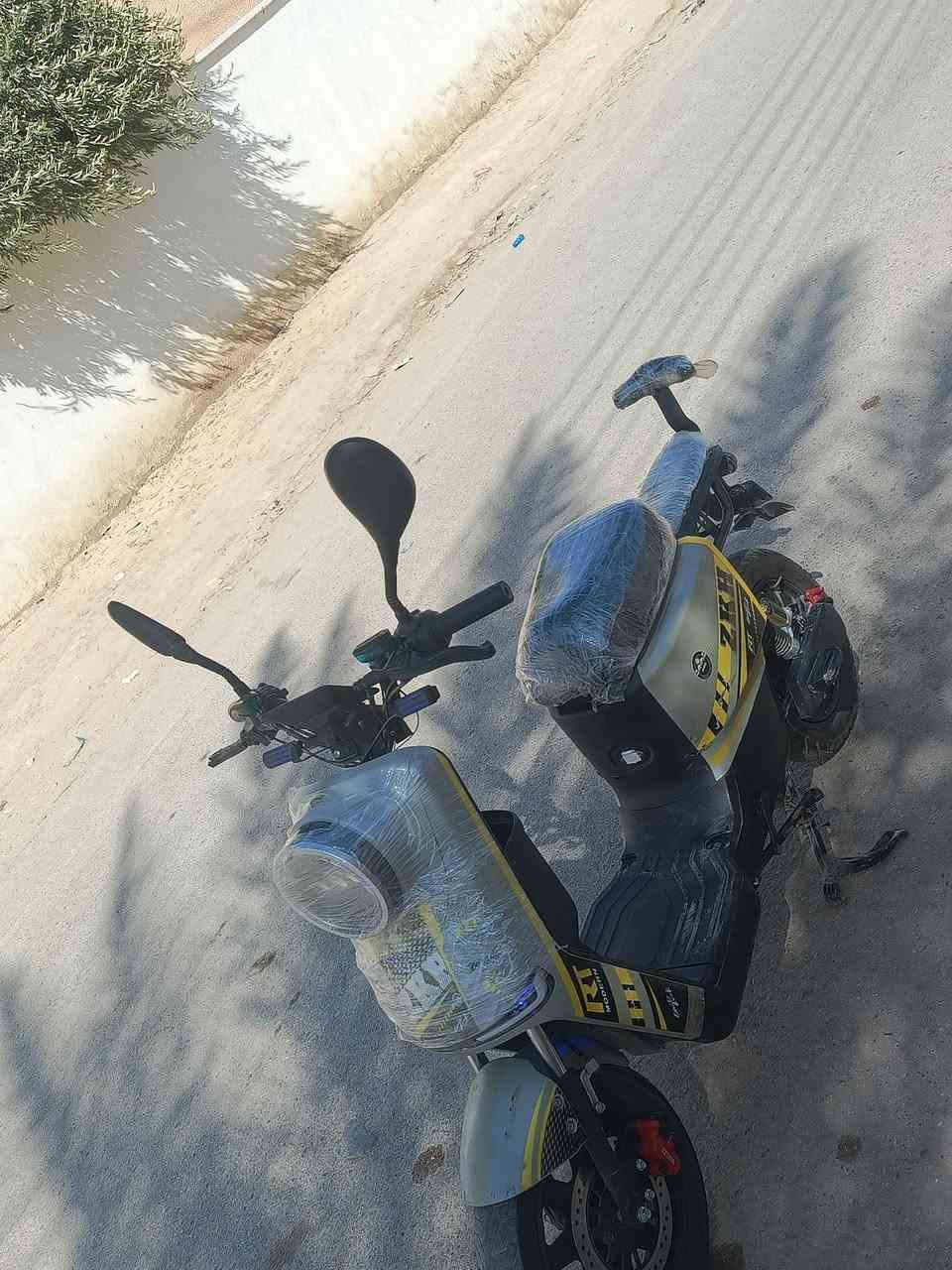 للبيع R11 جديد2024 
بطاريات جديده 
قوه الملف2000
تشغيل نضام السويج وكارت 
نظام رجوع R
شرط تواير جديده عقل جديد 
دبلات غاز أقصى حد يشيل وزن 200kg
سرعته 60حقيقي
بريكات شغاله امامي خلفي 
نظام كمبيوتر اي عطل يضهر على الشاشه
كلشي شغال ماكو اي عطل  
السعر خاص الي ما يشتري لا يتعبني ولا اتعبه
