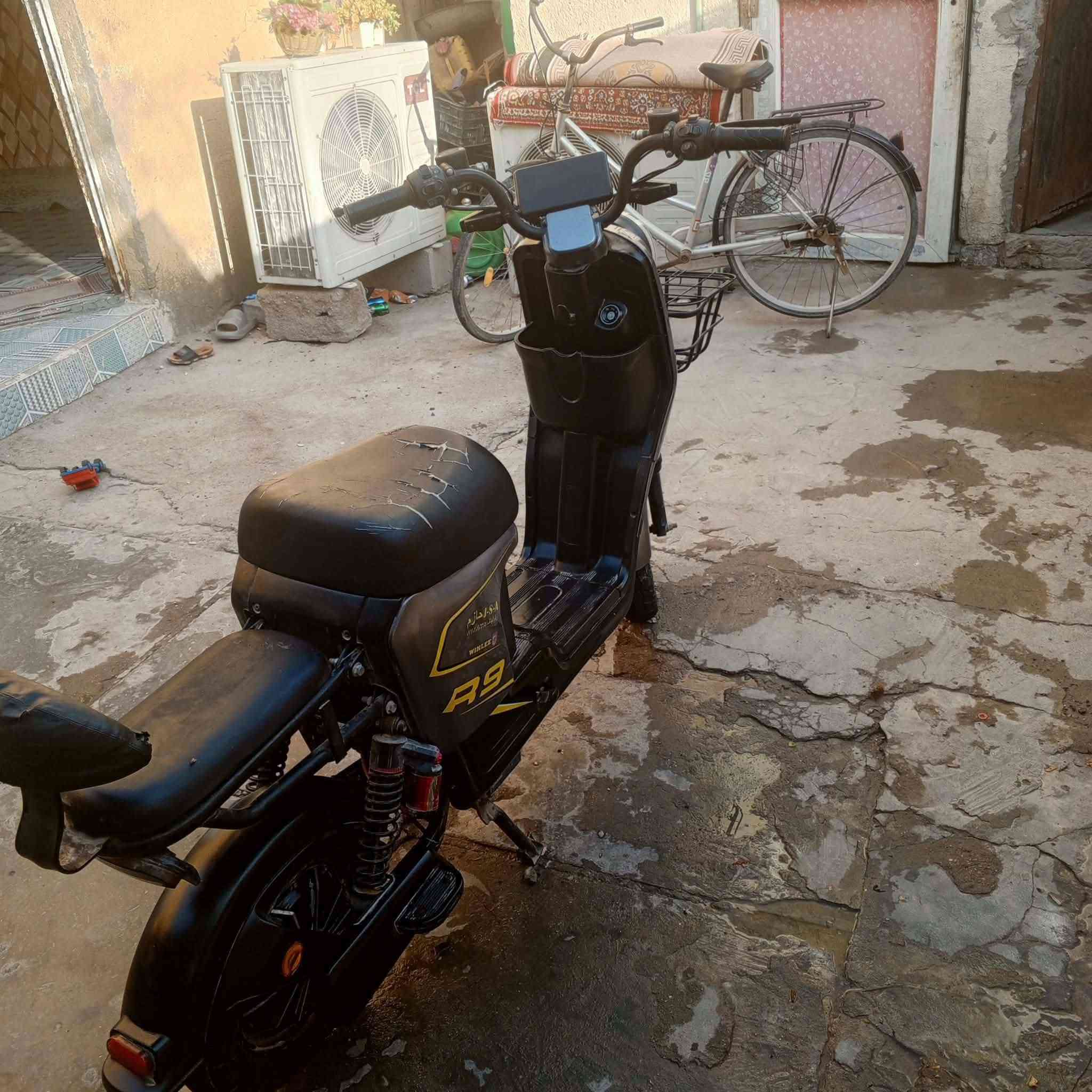سلام عليكم دراجه شحن ار 9/نضيف سعر 250المكان طريق حمدان مقابل السجن المركزي ***********
