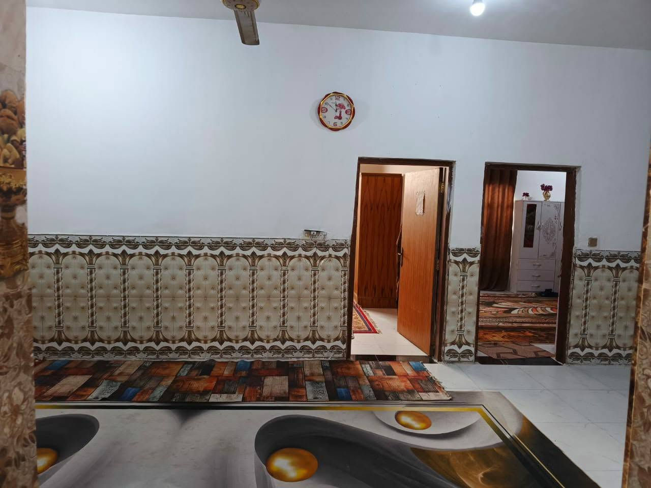 بيت للبيع مساحته 200 متر 

بناء طابوك سكف صب  يحتوي علي 
غرفتين وصاله واستقبال صحيات داخليه وخارجيه ومحل 
العنوان شارع الصب عمود 320 يبعد عن السوگ 50 متر 
السعر 55 
***********
