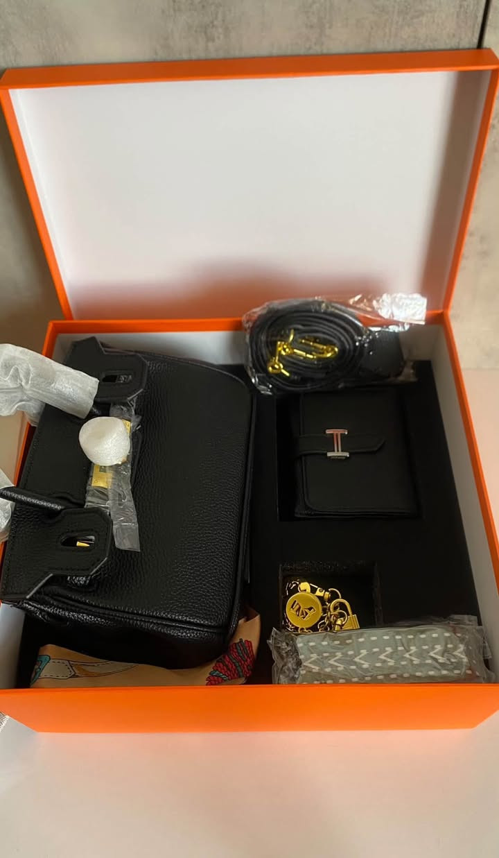 عندي جنط تصفية بيج تكدرون تأخذون قطع او تأخذوها جمله للتواصل واتساب عندي هواي موديلات
‭***********‬

نص مكتوب في الصور:
- أبيض
- 23 ألف
- 1
- متوفر جنط January 18