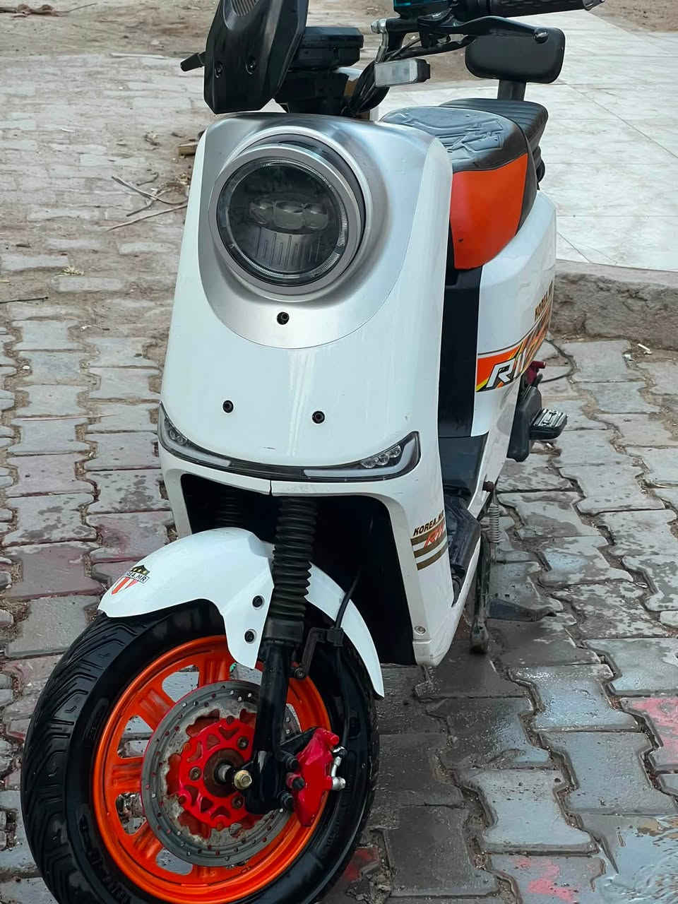 سلام عليكم دراجه شحن R11للبيع السعر 550 وبيه مجال الدراجه جديده وبطارياته غير مستبدله جديده كامله من كلشي المكان البصره ابو الخصيب الرقم ***********
