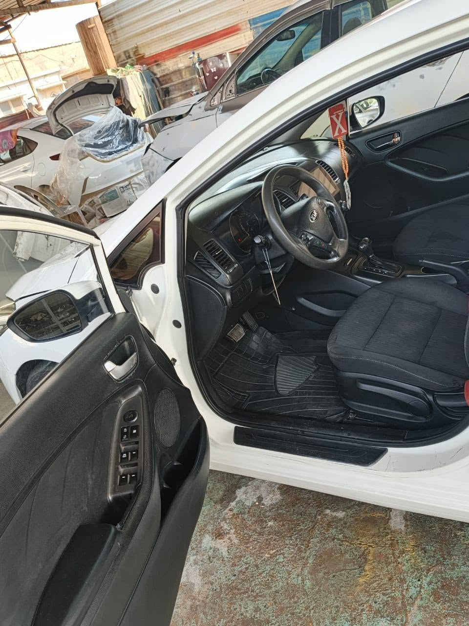 السلام عليكم سيارة سيراتوا موديل ١٤ خليجي فول مواصفات محرك ١٦٠٠ مامفتوح ماشيه ١٠٠ السعر ١١٥ وبيها مجال مكاني بغداد الجزيرة السياحية او بغداد سبع ابكار رقمي *********** السيارة جهازة من كلشي تبريد وحدادية بدون دواخل غير متواجد ع فيس

