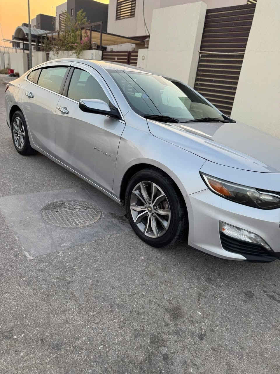 🚘 للبيع | شفروليه ماليبو LT موديل 2021
🔹 الموديل: Chevrolet Malibu LT 2021
🔹 اللون: رصاصي
🔹 المحرك: 1.5 Turbo
🔹 الفئة: LT – مواصفات كاملة عدا الفتحة
🔹 الممشى: 134,000 كم وقابل للزيادة
🔹 الرقم: بغداد – باسمي، تحويل ثاني يوم
⭐ المواصفات:
🔹 كراسي قماش + تحكم كهربائي
🔹 شاشة كبيرة
🔹 ستيرن فول تحكم
🔹 مثبت سرعة
🔹 قطعتين تبريد ❄️
🔹 تبريد ممتاز
🔹 تشغيل عن بُعد
🔹 تدفئة الكراسي
🔹 بجم كبس
🔹 مناخين منفصلين للسائق والراكب
🔹 السيارة حاليًا ما بيها أي كلوب مشتغل بالدشبول
🔧 الصيانة والعناية:
السيارة من وصلت للعراق وأنا محافظ عليها بشكل مستمر، وما شايفة غير البنزين المحسن والزيوت والسوائل المطابقة للمواصفات.
🔹 زيت محرك Amsoil الأصلي، فئة Signature Series
🔹 فلتر زيت ACDelco أصلي ومطابق لمواصفات الشركة
🔹 سائل تبريد أمريكي 50/50
🔹 تم تبديل زيت وفلتر الـCVT وصيانتها بشكل كامل
🔹 الصيانة الدورية مستمرة وبمواد أصلية حسب المواصفات
الفحص والمعاينة مفتوحة للمشتري الجاد، وأي شخص يحب يفحص السيارة فحص كامل على حسابه، وما عندي أي مشكلة يطلع بيها لأي ورشة يختارها.
⚠️ تفاصيل الحوادث بكل وضوح:
حادث أمريكا:
طخة بسيطة بالجاملغ الأيمن، وتم إصلاحها على البارد بالعراق 

حادث العراق:
حادث بسيط بالجهة الجانبية، شمل باب الراكب والباب الخلفي وبأضرار بسيطة.

📸 جميع تفاصيل الحوادث مرفقة بالصور وبكل وضوح، سواء حادث أمريكا أو حادث العراق.
أنا أفضل أن المشتري يعرف كل تفاصيل السيارة قبل المعاينة، لذلك ماكو أي شيء مخفي، والفحص مفتوح بالكامل.

💰 السعر: 110 ورقة = 11,000 دولار

📍 موقع السيارة: متواجد أحيانًا في الموصل وأحيانًا في النجف.

 ***********:📱
