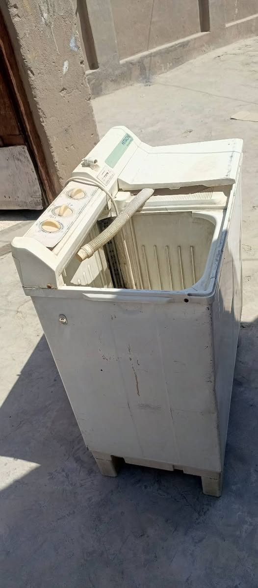 السلام عليكم 
غساله شغاله للبيع 
بيه بس التجفيف عاطل 
ومفرغه مطبخ عاطله مادري شبيه 
الســـــــعر ثنينهن 50 وبيهن مجال 
المكان حله جسر نادر
متواجد خاص / ورقمي هاذا ***********
