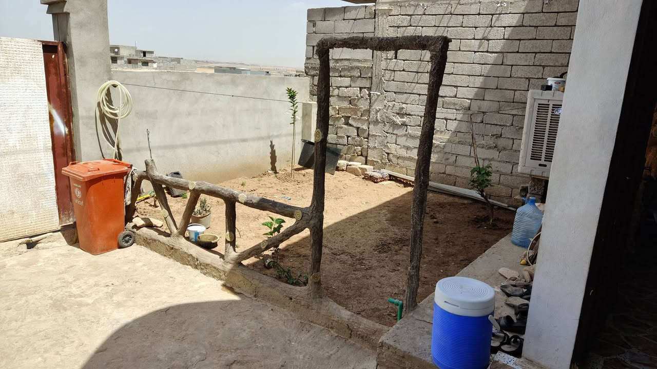 السلام عليكم اخواني بيت لي بيع قوسيات يم جامع يحيئ سند ابيض 25 المسحه 165 غرفتين هول مطبخ استقبال مشتملات السعر 34  ابيع مقدمه البقي بل شهر ملحضه خط ماي كامل بس مامشتري الخط بي مليون اليشتري البيت يشتري خط ماي ***********
