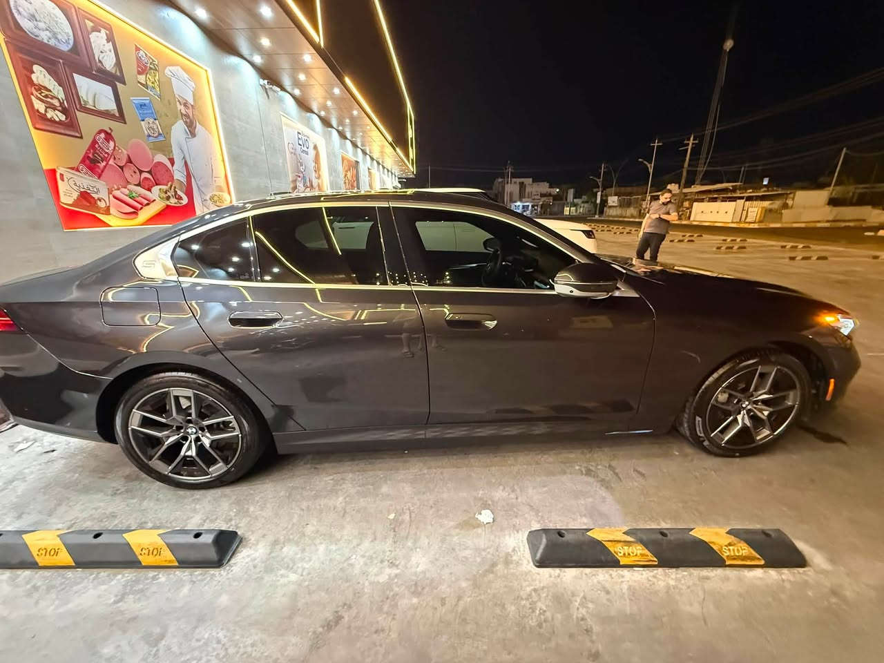 🔥 للبيع BMW i5 eDrive40 موديل 2026 🔥
🚘 الموديل: 2026
⚡ الفئة: i5 eDrive40 كهرباء
📍 وارد أمريكي
📊 الممشى: حوالي 2,000 كم
📷 كامرات وحساسات
✨ السيارة نظيفة ومرتبة جداً
🔑 مفتاحين
🛠️ تم تبديل الدعامية الخلفية

السيارة مواصفاتها حلوة جداً ومناسبة للي يريد BMW كهرباء موديل حديث وبممشى قليل.

📍 الموقع: [بغداد]
📞 للاستفسار: [***********]
