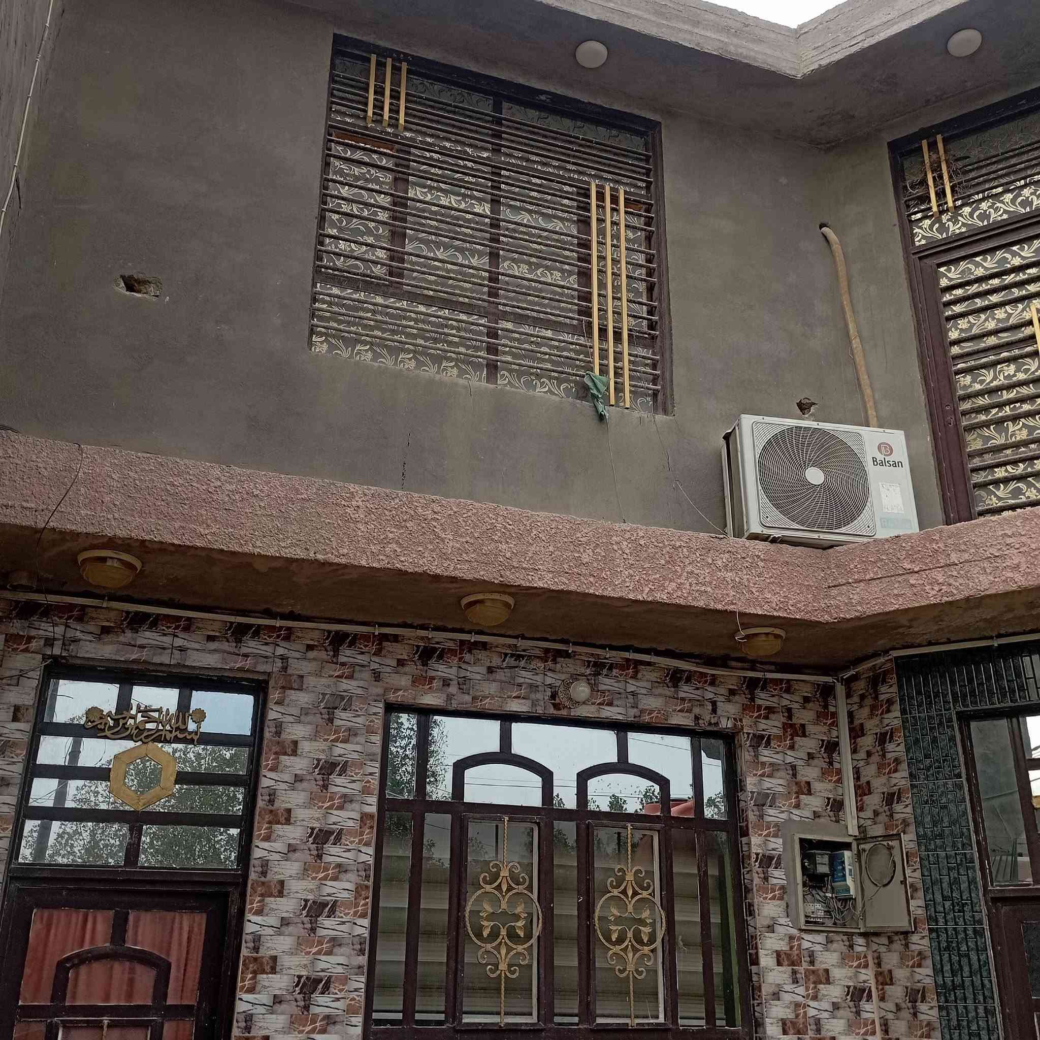 بيت طابو صرف 200متر  طابقين اربع غرف نوم صاله استقبال صحيات  ثاني قطعه عن شارع 80 أمام ساحه خظراء  سعر العقار 260   للاستفسار اكثر الإتصال على الرقم التالي ***********
