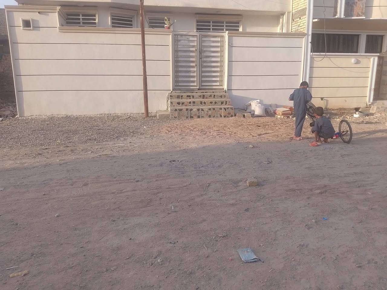 السلام عليكم من رخصت مدير الكروب المحترم بيت 100 متر طابو زراعي سند ٢٥ في منطقة سبع قصور قبل شارع ابو احمد رابع قطعة عن شارع العام الا استفسار اتصال على هذا ***********
