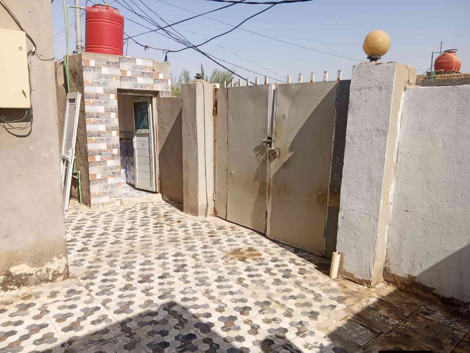 بيت 160 متر  بسعر مناسب جداً
🏠 بيت جاهز للبيع – الديوانية / على طريق السنية عمود 706
📐 المساحة: 160  متر
▪️ الواجهة 10 متر × النزال 16 متر
✅ التفاصيل:
▫️ سند 25 زراعي بعقد أصولي جاهز
▫️ البيت يتكون من غرفتين ومطبخ وصالة واستقبال
 ومجمع صحيات وطارمة 
▫️ مداور ثاني يوم 
▫️ خدمات كامله تبليط بالباب 
▫️ يبعد  100 متر فقط عن الشارع العام ديوانية حله
 .. تبليط بالباب 
💰 السعر 35  مليون وبي مجال 
📞 للاستفسار:
خاص أو الاتصال على الرقم امير الفتلاوي
***********
