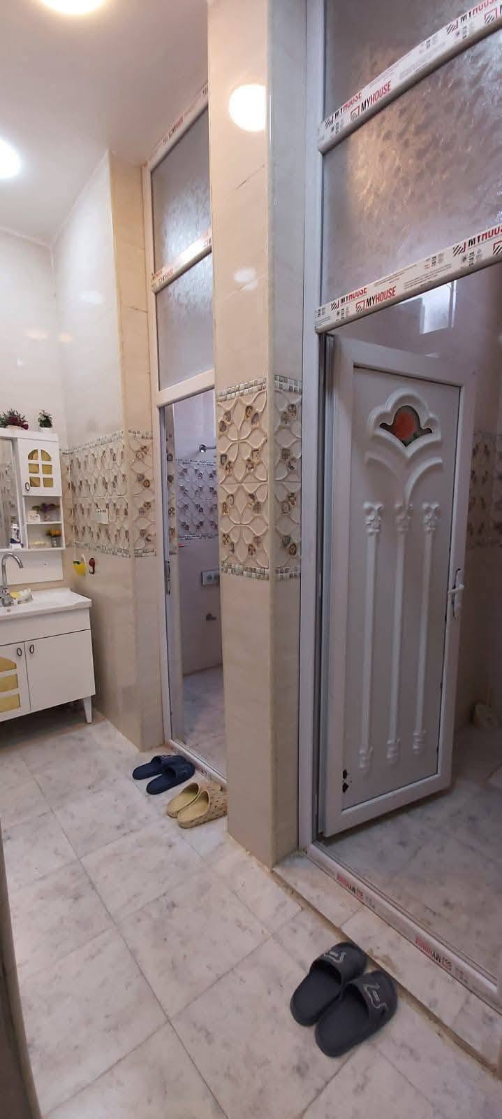 اللهم صلِّ على محمد وآل محمد
دار للبيع 200 متر حي الصحة خلف المدينة المائية بناء هذه السنة طابقين سند 25 بسمي يحتوي على 5 غرف نوم ارضية مرمر
كراج 7×5 
حديقة 5×6 
مطبخ 5×5
هول داخلي 5×5 
استقبال 5×5
مجمع صحيات مستقل كبير
غرفة 1..  5×5
غرفة 2..  5×5
والطابق الثاني 3 غرف نوم + صحيات + مطبخ
السعر 465 مليون 
***********
