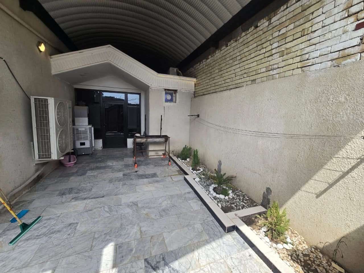 سلام عليكم 
بيت مساحته 150 طابقين. يحتوى على ثلاث غرف وثلاث حمامات وصاله ومطبخ حار وبارد واستقبال وكراج للسياره 
الارضيه مرمر بيبان قاصه بيبان خشب تركي نضام تاسيس غاز بواري نضام كامرات نضام إنترنيت يبعد عن طريق يا حسين 100 متر خلف البنايات التجاريه مقابل جامعه كربلاء عامود ١٢٠ 
السعر 195 وبيه مجال 
الرقم للتواصل *********** 
يتوفر فيديو كامل يوضح البيت اكثر
