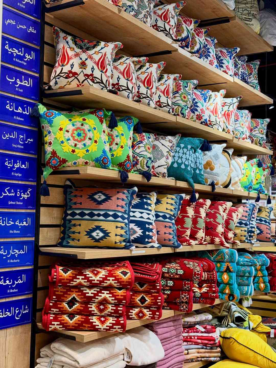 جولة سريعة داخل ات هوم مول الجادرية متوفر انواع الهدايا والتحفيات والسوفنير
‎*********** - *********** متوفرة لدىHome@ للهدايا ،،العنوان الجادرية مول الجادرية الطابق الثاني ..كما تتوفر لدينا خدمة توصيل داخل بغداد وجميع محافظات العراق ،، كما تتوفر لدينا خدمة الشحن لجميع انحاء اوربا والمملكة المتحدة ،،وامريكا وكندا واستراليا وتركيا .. @jadriyamall

نص مكتوب في الصور:
- 7,500 دينار