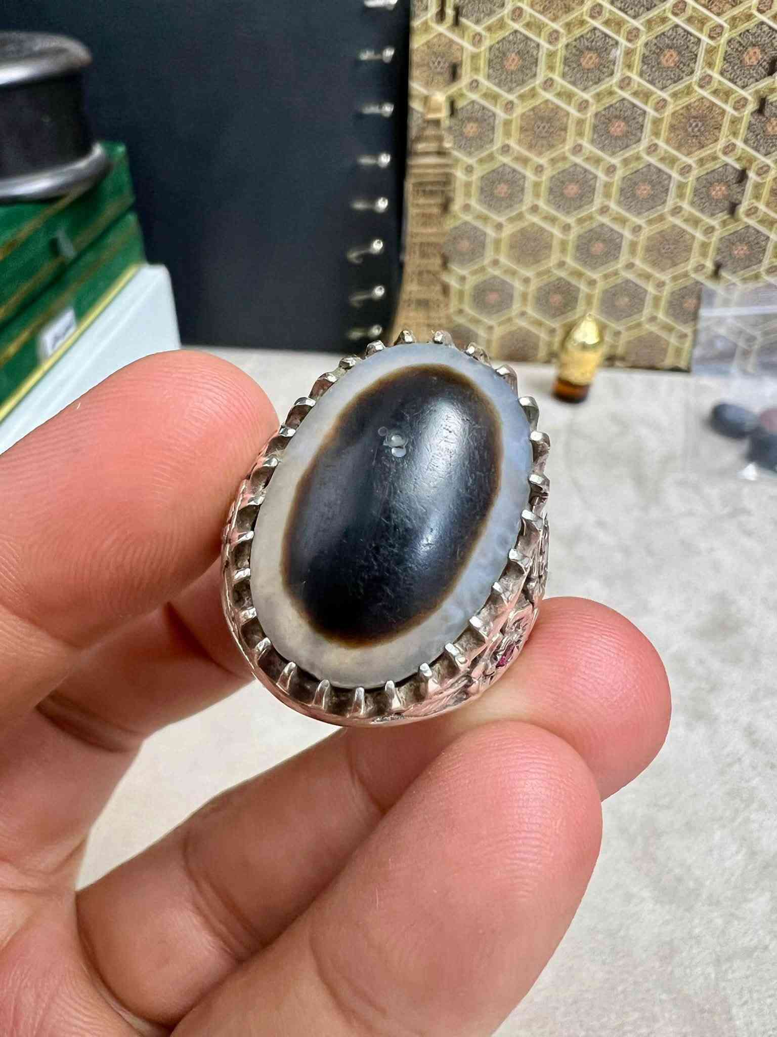 هيبة الجزع اليماني… بصياغة كاظمية الأصيلة 💎

خاتم من جزع يماني حقيقي، ثقب قديم، صيغ يدويًا بحرفية عالية في الكاظمية المقدسة، بوزن صياغة يبلغ 31 غرامًا.

🔸 صياغة كاظمية أصيلة
🔸 جزع يماني حقيقي ثقب قديم
🔸 مطعّم بالياقوت من الجهتين
🔸 صياغة يدوية متقنة
🔸 وزن الصياغة: 31 غرام

قطعة تجمع بين أصالة الحجر وفخامة الصياغة… حضورها يُلفت من أول نظرة.

أحمد الربيعي الصائغ 
***********

