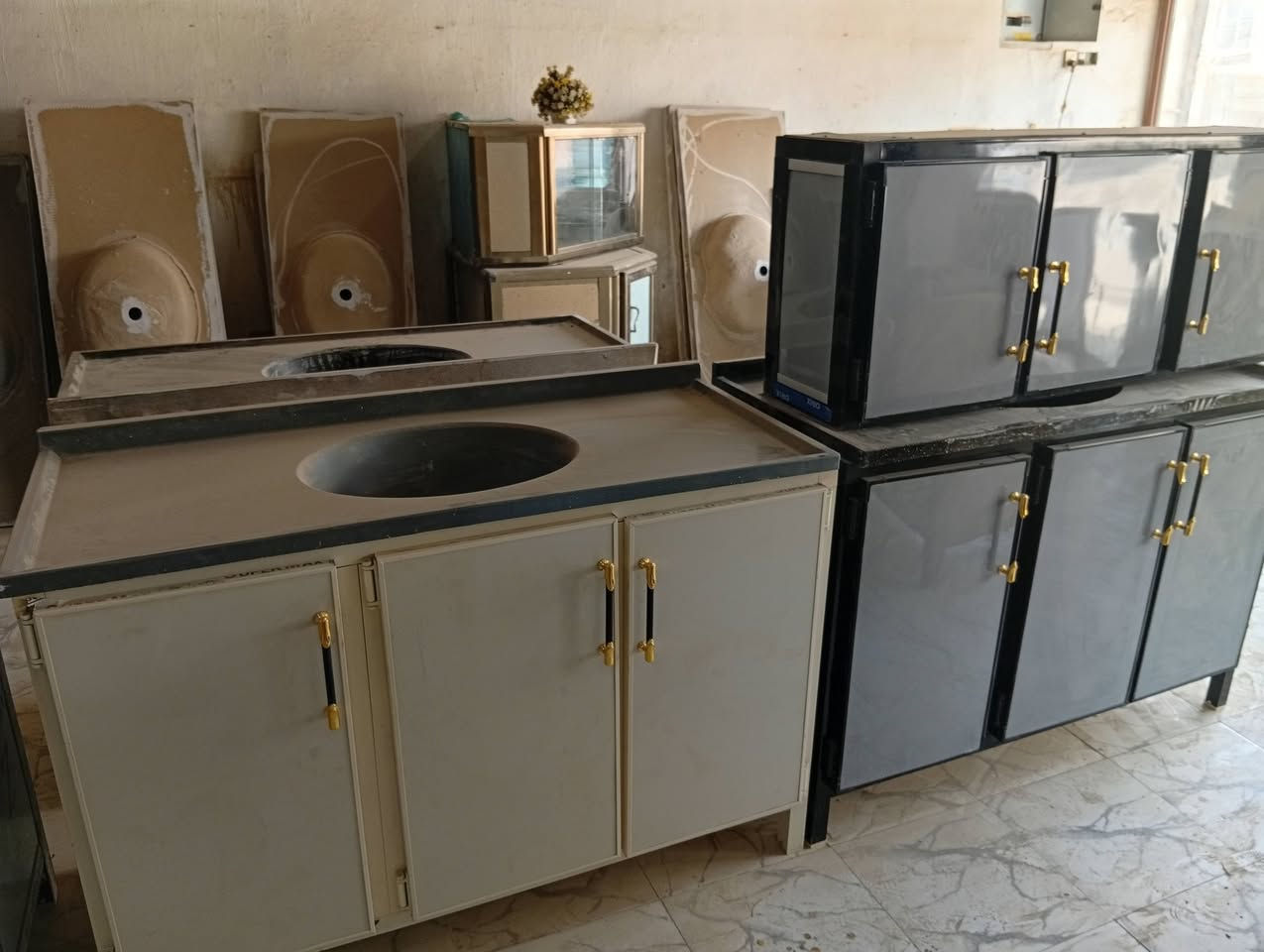 سناكي مرمر مختلف الالوان والأحجام ملحق وبدون ملحق عمل درجه اولى مبطن من الداخل معمل ومعرض أبو فاطمه العنوان الحمزه الغربي المدحتيه حي العسكري قرب صيدلية الماس الرقم ***********
