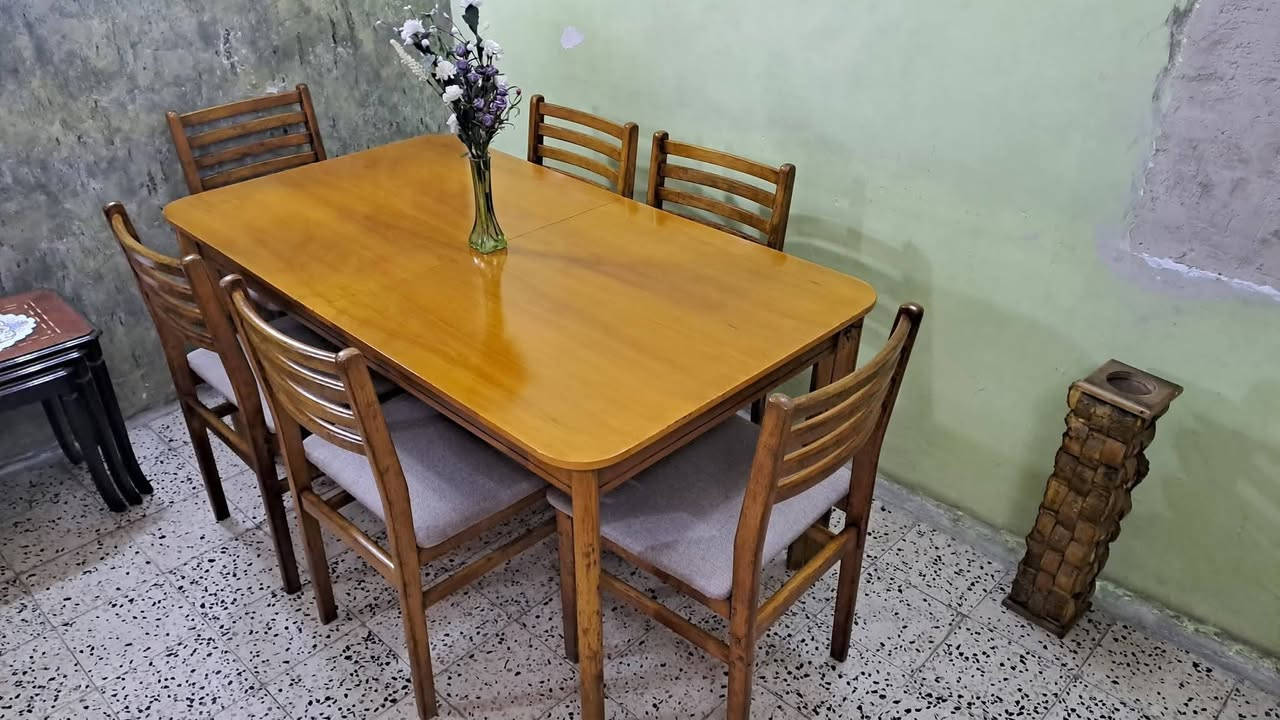 ميز طعام ٦ كراسي خشب زان الاصلي يتكبر ويصغر نظيف جدا جدا استخدام قليل الاتصال *********** توجد خدمة توصيل
