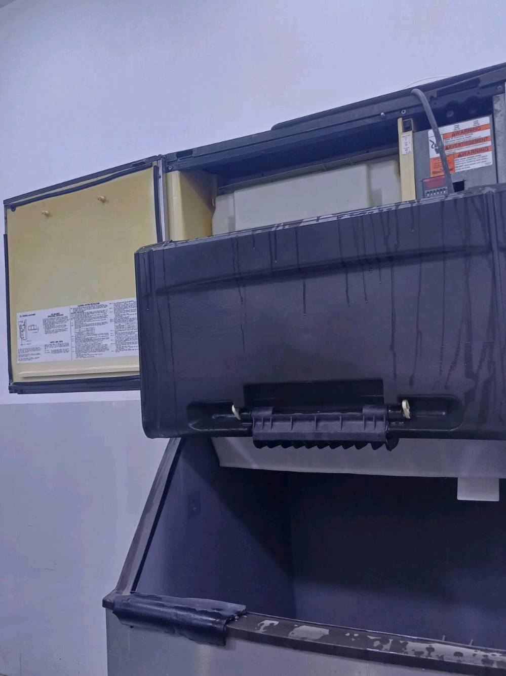 ماكينة صانعة ثلج تجارية (Commercial Ice Machine)
​الحالة: شغال وبحالة ممتازة وجاهز للعمل.
​المواصفات: هيكل ستانلس ستيل ستيل متين، حوض تخزين سفلي كبير، وقدرة إنتاج عالية للعمل الشاق.
​الاستخدام: مثالية للمطاعم، الكافيهات، والمطابخ المركزية.
​
هلا عمي، تگدر تذكرلنا الموديل/البراند بالضبط وشكد إنتاجها باليوم تقريباً (مثلاً 300، 500، 600 كيلو)؟: 
250k امريكيا
وين موقع الماكنة حالياً بالمحافظة/المنطقة؟ وهل اكو توصيل لو الاستلام بس من المكان؟: 
بغداد فقط استلام
هل بيها أي ملاحظة أو عطل خفيف مثل تسريب، ضعف تبريد، صوت، أو تحتاج تنظيف/صيانة قبل الشغل؟: 
نظيفة جدا
هل تريدها تنباع وية التجربة والفحص قبل الشراء، لو جاهزة تسليم مباشر؟: 
تكدر تفحصها
شنو آخر سعر إلك وهل السعر قابل للمساومة؟: 
نعم بيها مجال