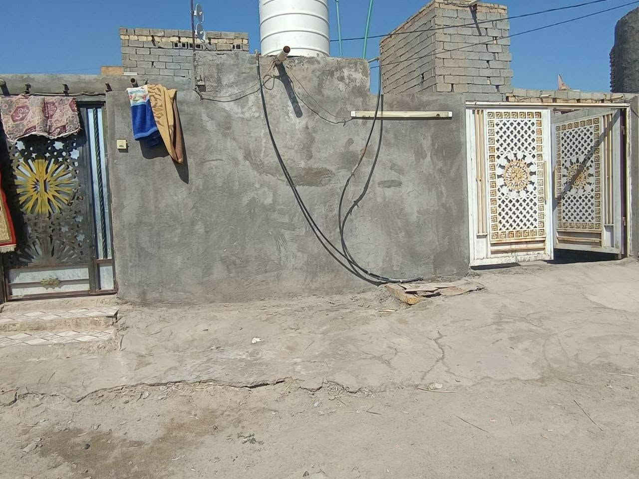 مكلف بلمنشور 
#يألله  السلام عليكم(( بيت للبيع ))
لتواصل ***********
بيت مساحته  330 متر، موقعه  بحاوي العباس (قرب رشيد السراي) ويبعد عن التبليط ٧٠متر /تقريباً.
خدمات المنطقة:
الماي، الكهرباء، الأمبير، والإنترنت الضوئي كلهن قريبات.
تفاصيل  البيت:
3 غرف نوم: كل غرفة مساحتها (5×4).
صالة كبيرة: مساحتها (13×4).
ديوانية : مساحتها (10×4).
مطبخ : مساحته (6×4).
صحيات: دبل صحيات
