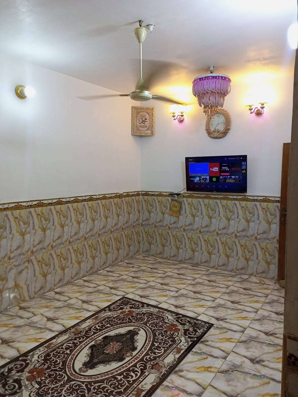 السلام عليكم 
بيت للبيع مساحة 100 متر ركن طابقين على شارعين جاهز ونضيف يتكون الطابق الارضي من غرفتين وصاله واستقبال ومطبخ وصحيات داخلية وخارجية الطابق الثاني غرفه وصاله كبيره وسطح.... خدمات كامله تبليط وماي ومجاري... موقع مميز قريب على الشارع العام 
العنوان الديوانية حي العسكري الثاني تقاطع شارع ستين اول فرع. 
للأستفسار اتصل على *********** موجود واتساب
