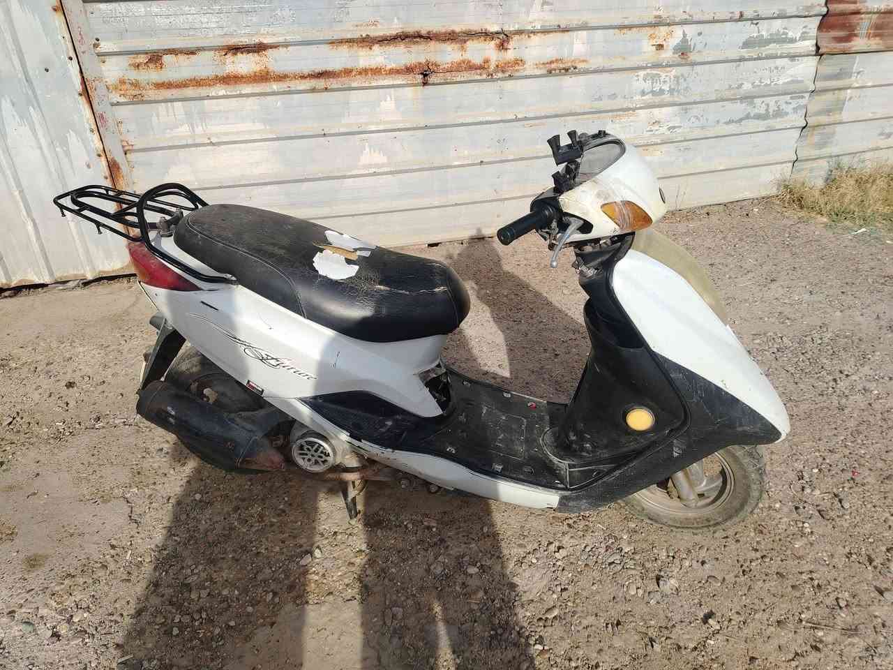 🛵 ياماها بريز للبيع
الملاحظات:

البريك الأمامي يحتاج تصليح.

السلف لا يعمل، التشغيل بالهندر.

تحتاج بعض الترتيب.

المميزات:

البريك الخلفي ممتاز

المكينة زينة وتمشي بشكل جيد.

سرعتها توصل تقريباً 80 كم/س.

التايرات زينة.

الكاربريتر مبدل جديد قبل كم يوم بـ 40 ألف.

الفحص والتجربة متاحة للمشتري.

💰 السعر: 325 ألف دينار قابل للتفاوض للجادين.

✅ الفحص أمام المشتري، والبيع على حالتها.

📱 واتساب: ***********

📞 اتصال: ***********

مكاني الشيخ حمد.
