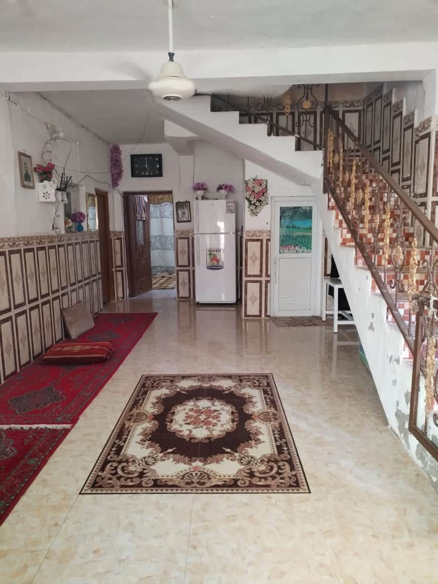 السلام عليكم (🏠 دار للبيع – حي العسكري)
 المساحة: 200 متر مربع

 الطابق الأول: 3 غرف نوم + صالة + مطبخ خارجي + استقبال + صحيات.

 الطابق الثاني: 2 غرفة نوم + صالة + صحيات.
للاستفسار والمراجعة:
📍 مكتب عقارات الفنار – مجاور مستشفى الخضر العام
📞 رقم الهاتف: ***********

