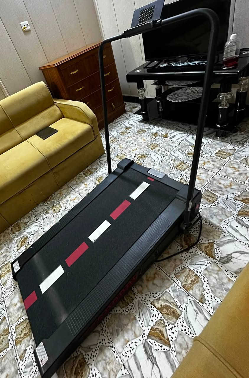 جهاز جري كهربائي
نضيف استعمال بيت
* تصميمه قابل للطي مع قفل جانبي أحمر
* يحتوي على شاشة LED صغيرة في مقدمة السير تعرض (TIME / SPEED / DIS / CAL).
* يوجد حامل للهاتف أو التابلت في الأعلى
*جهاز عملي ونضيف جداً مستخدم قليل 

السعر 200 الف المكان بغداد شارع فلسطين 
للتواصل واتساب فقط ***********

