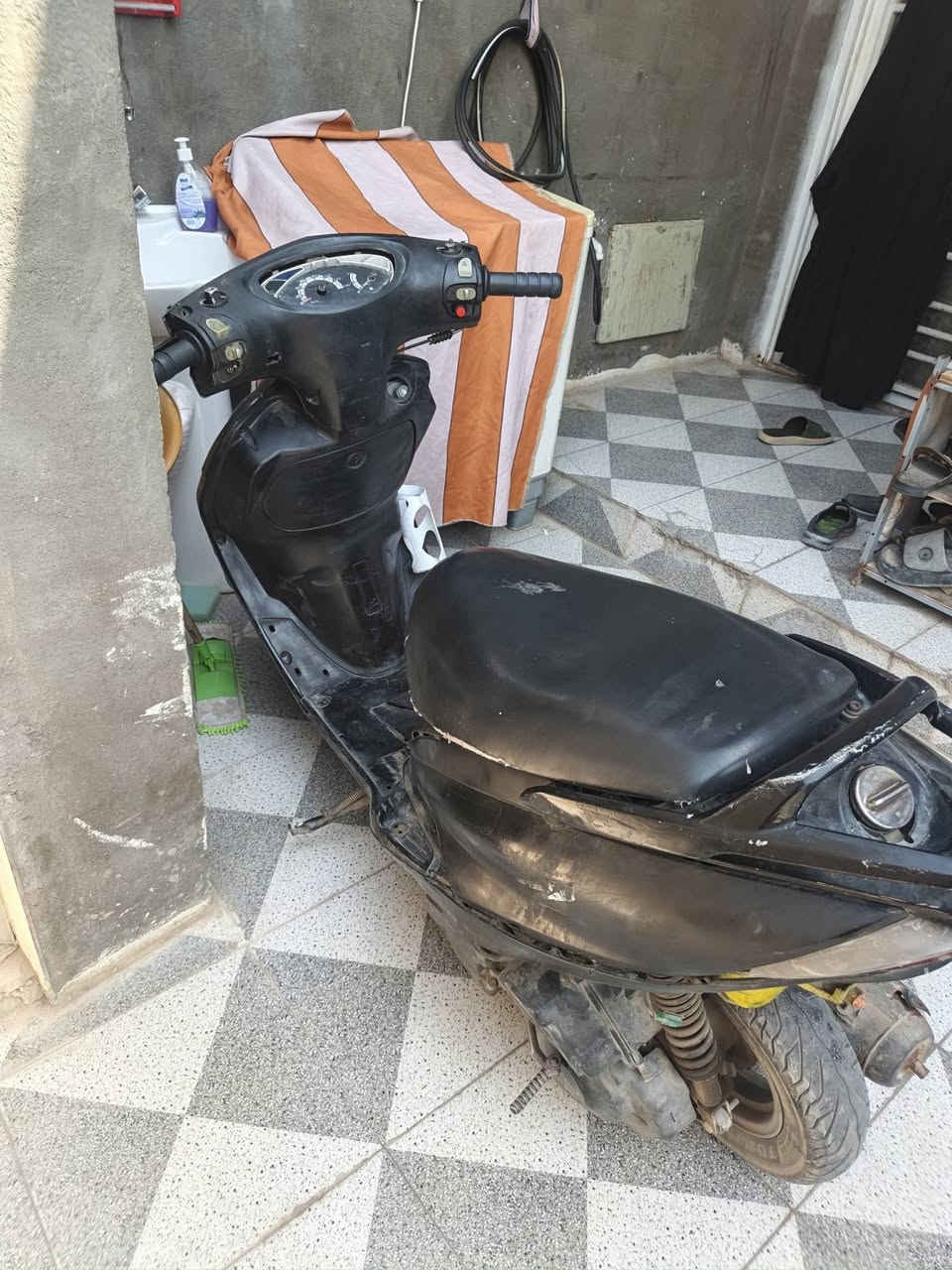 دراجه للبيع كوم حديد شغاله بيهه نقص شي قليل السعر ١٥٠  تواصل هاذه رقمي  ***********
