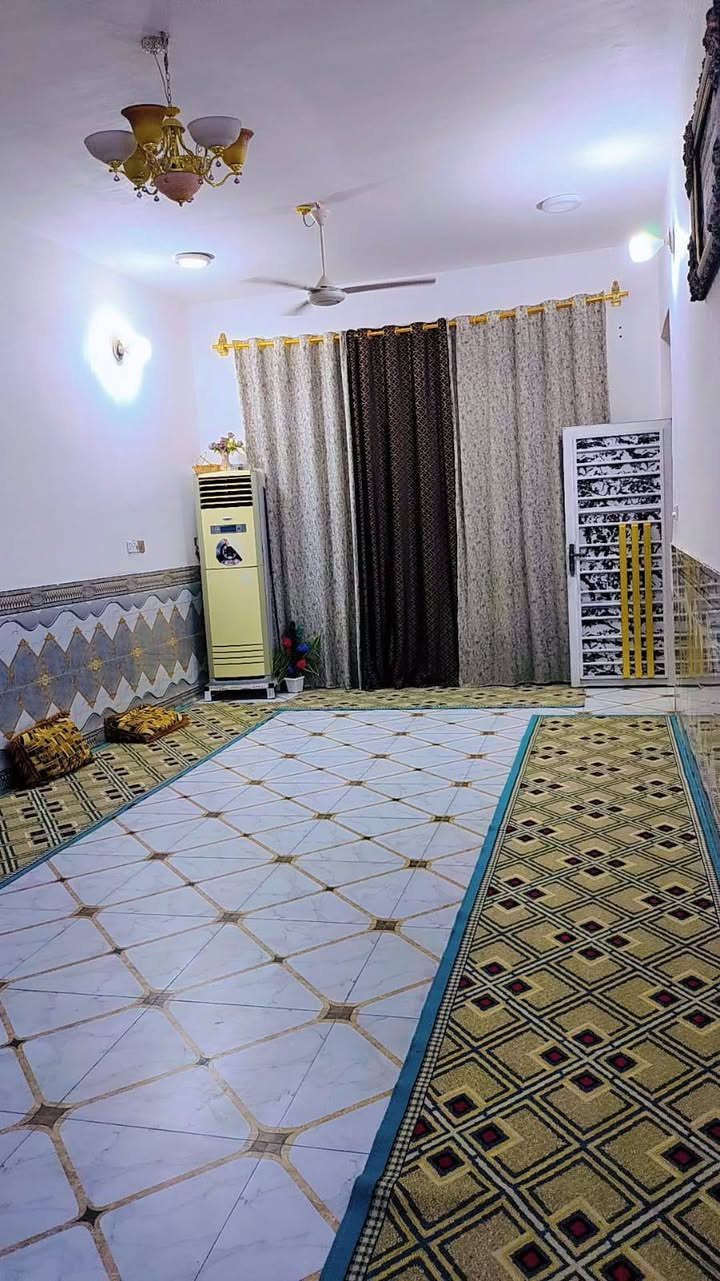 سلام عليكم دار اللبيع حي القصور
مساحة الدار 500 مبني 250 متر وباقي 250 متر حديقه بناء جديد 

استقبال 9× 4ونص

2 غرف 5× 4 نفس المستوه

صاله 5× 4

مطبخ 6× 4ونص الكراج 9 ونص

اني مكلف في النشر صاحب الدار هذا رقم ***********
