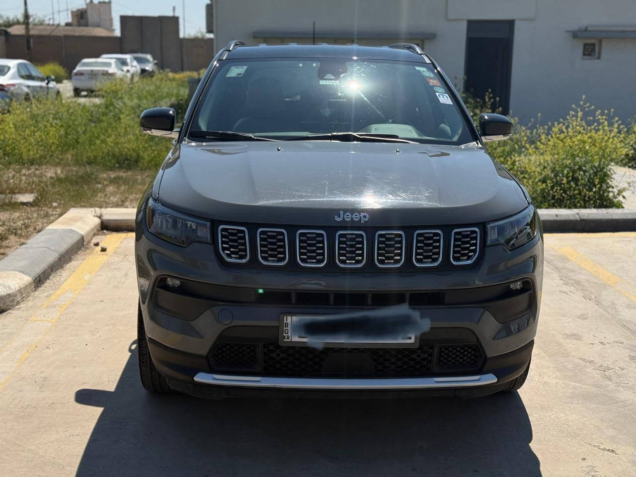 Jeep compass Limited 2022
فول مواصفات للأخير عدا الفتحة  ماشيه 70 الف فقط
• المحرك والأداء: محرك 2.4 لتر 4 سلندر، بقوة 180 حصان، وعزم دوران حوالي
• ناقل الحركة: أوتوماتيك 9 سرعات (دفع رباعي 4x4).
• التصميم الخارجي: سقف أسود بلادي (توين كلاور)، لايت زينون/ليد، ويل كروم.+سمنتي 
• المواصفات الداخلية والتقنية: شاشة كبيرة (10.1 بوصة) تعمل باللمس، نظام آبل كاربلاي/أندرويد أوتو، كشنات جلد (تدفئة/تبريد)، تشغيل عن بعد، بصمة.
• الأمان: رادار أمامي وجانبي، حساسات خلفية، كاميرا، وسائد هوائية متعددة.،+فور ويل يعني دبل اكسل بعد وهوايه مواصفات بيها سياره مكفوله من اي نواقص كله بشرط ضرر كلش خفيف فقط جملغ واحد اماني من جهة سائق  بدون اي ضرر داخلي بدون ارباك بدون تبديل بدون تعديل بدون شخوط  كله بشرط تايرات جديد سنوي هزة جديد
السيارة جديدة بمعنى الكلمة وبالواقع لونها بعد احلى من الصور وجاهزة 100%
 كل التفاصيل مذكورة بالكامل 
مكانها كركوك/رقم اربيل
*********** بي واتساب كركوك, العراق
