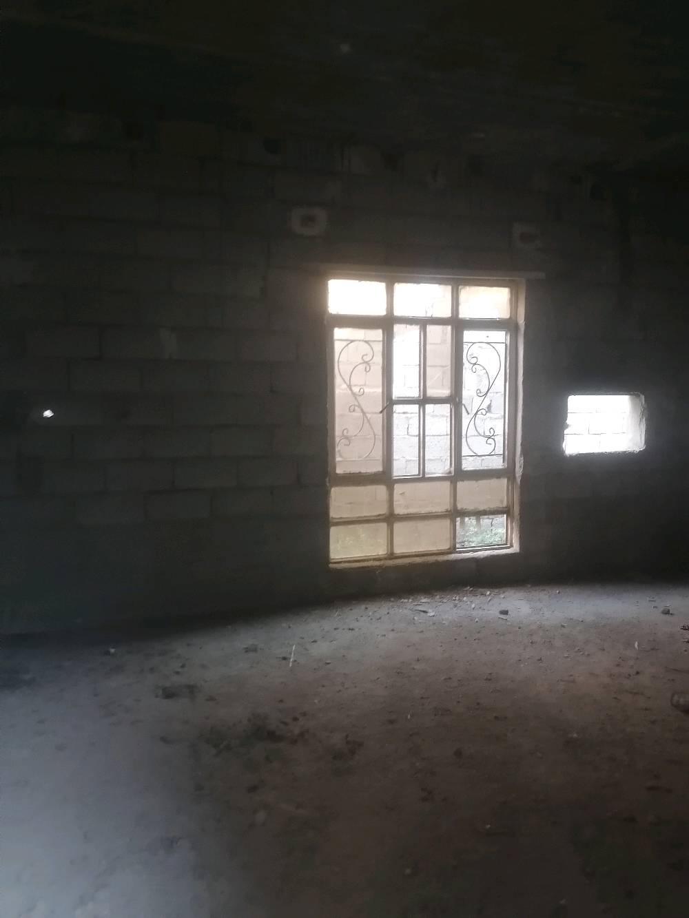 سلام عليكم هيكل. مساحته 325مربع. بي بناء 150متر يحتوي علئ غرفتين نوم كبيرات حمام مطبخ استقبال. تواليت خارجي. صب مسلح. الموقع. الراشديه قرية السلام السوامره سابقا.  سعر 55وبي مجال قليل. سند 25 زراعي. ***********