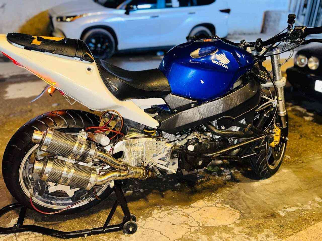دراجه بطح CBR 954 RR امزوده مال لعب ما بيها عيب بس نضوح وما اعرف وين سعرها مليونين وبيها مجال ***********
