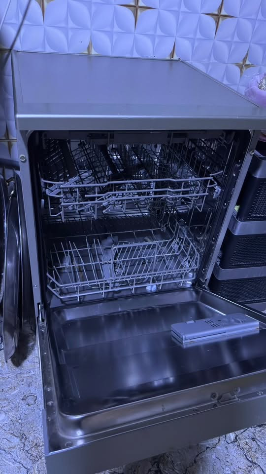 غسالة صحون نوع LG مستعمل قليل جداً نضيف للتواصل ***********
