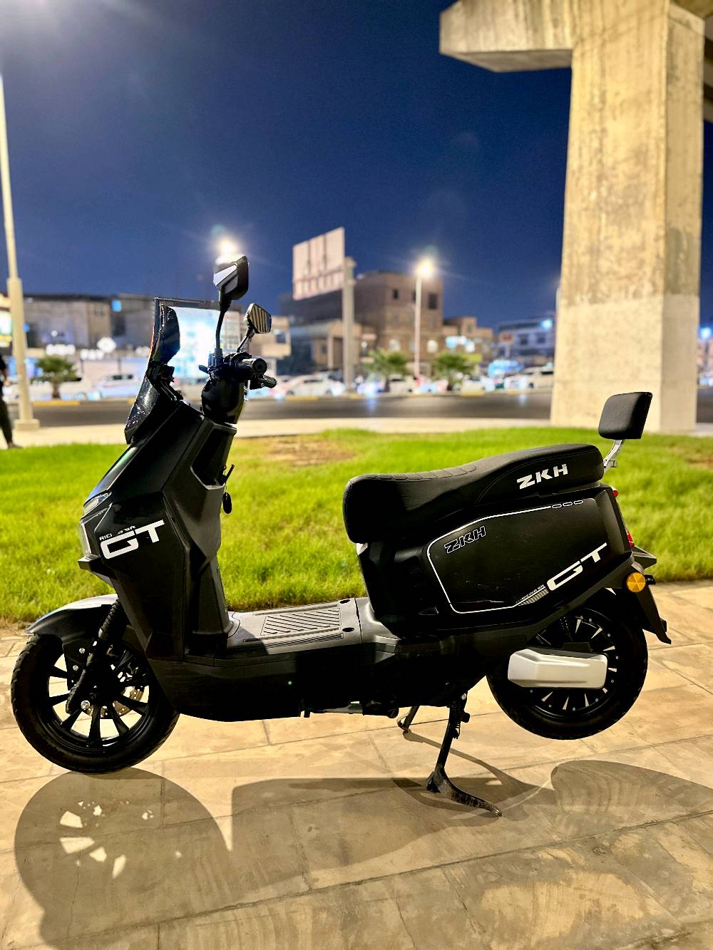 دراجة صاعقة  ZKH للبيع في البصرة 2026 شكل مميز 
فوول مواصفات  
⚫️6 بطاريات 32 امبير  نوعية كرافين
⚫️ تمشي بالشحنة الواحده 60  كيلو تقريبا أو أكثر حسب السرعة
⚫️ الكشن طبي 
⚫️ ضد الماء 
⚫️شاشة ديجتال 
⚫️ نضام 3 سرع والسرعة 
السرعة القصوى 80 حقيقي 
 تشغيل بصمه  وسويج 
⚫️ كهربائيات كلهن شغالة بيها رباعية 
لايت زنون عالي وناصي وبگ لايت 
هورن عالي وأشاير يمنى ويسرى 
⚫️ دبل اشارة
⚫️ بلوتوث عالي 
⚫️ شحن سريع شاحنة اصلية 
⚫️ نضام ال R  
⚫️ نضام مثبت السرعة 
⚫️ الملف 2000 w حقيقي 
⚫️ نضام حساسات جانبية وخلفية 
مانع للسرقة 
⚫️ صندوق كبير داخلي
⚫️ غراضهة شاحنة و مرايات
🔴السعر :  800 وبيهة مجال حگ الجية 

العنوان : البصرة : الامن الداخلي

الرقم : ***********