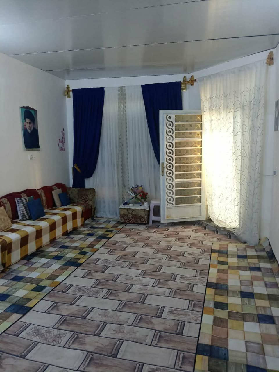 السلام عليكم بيت للبيع في حي الجهادنهايه شارع بيت صبر  خلف مدرسه الو العزم قريب على الحولي الجديد المساحه 200متر البيت حر  الاتصال على الرقم ***********او الاتصال على الواتساب
