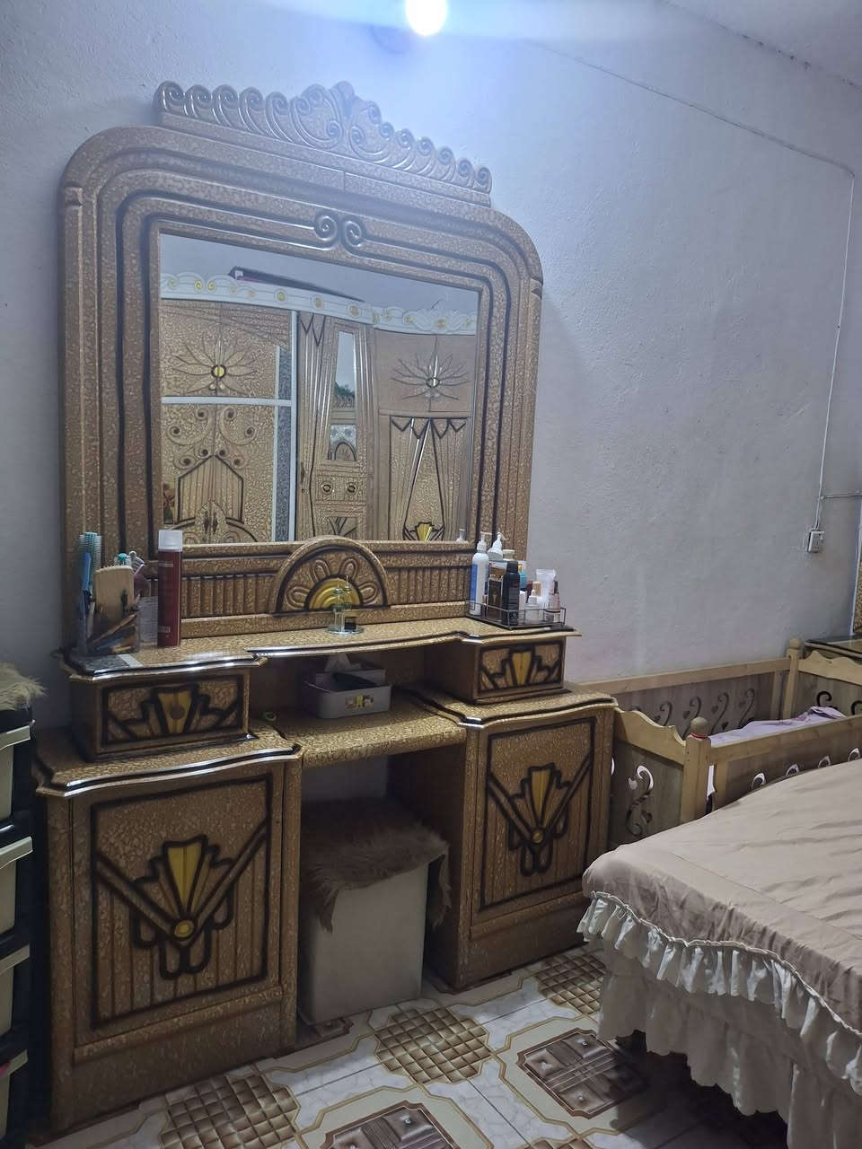 غرفه للبيع نجاره عراقيه تزكام درجه اولى ٦ ابواب طابقين غرفه استخدام قليل جديدة مكانه كوت حي الحكيم سعره مليون وربع وبيها مجال بسيط هذا رقم راعيه للأستفسار ***********
