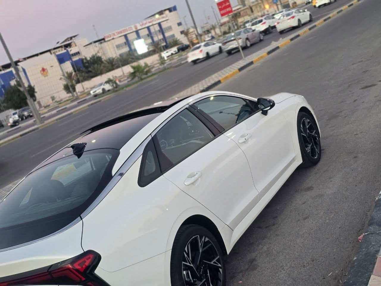 K5 2025 رقم بصرة بأسمي
لون ابيض صدفي
ماشه 17
مكينة ٢٥٠٠ تنفس طبيعي 
ـ شاشتين متصلة 
ـ شاشة تدعم ابل كاربلاي واندرويد اوتو
ـ سقف بونراما 
ـ كشنات جلد 
ـ كشنات تدفئة
ـ كشن كهرباء
ـ اوتو هولد 
ـ هاند بريك دكمة
ـ شاحن لاسلكي 
ـ نقاط عمياء
ـ حساسات خلفية وأمامية 
تحديد مسار 
كروز سرعه
ـ نظام صوتي من شركة BOSE 
ـ كامرة خلفية
ـ بصمة و تشغيل عن بعد ودخول ذكي
ـ رادار امامي خلفي  
السعر 190 وبي مجال 
اي استفسار ***********
كل القطع المستبدلة اصلية تفصيخ 
بيبان 2 وجاملغ تفصيخ نفس الون ومال وارد امريكي مصبوغ فقط حافة البنيد وداير الجاملغ الخلفي بدون داخل بدون تكم فقط بيبان لا يوجد اضرار في التكم ولا في الدوسة
