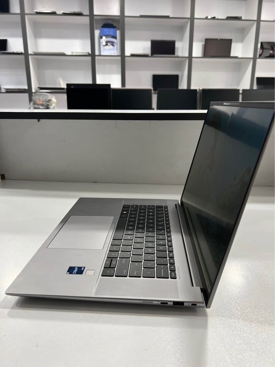 🔥 HP ZBook Studio G10 — وحش احترافي بكل معنى الكلمة!

⚡ Core i9-13H
🧠 RAM 64GB DDR5 5200MHz
🚀 1TB SSD NVMe
🎨 NVIDIA RTX 2000 8GB
🖥️ 16” FHD

💻 جهاز احترافي مناسب لـ:
▪️ الهندسة والتصميم
▪️ المونتاج والرندر
▪️ البرامج الهندسية الثقيلة
▪️ 3D وCAD
▪️ البرمجة والاستخدام الاحترافي

💰 السعر: 1250$

📍 أربيل – شارع سلطان مظفر

📞 *********** أربيل, العراق
