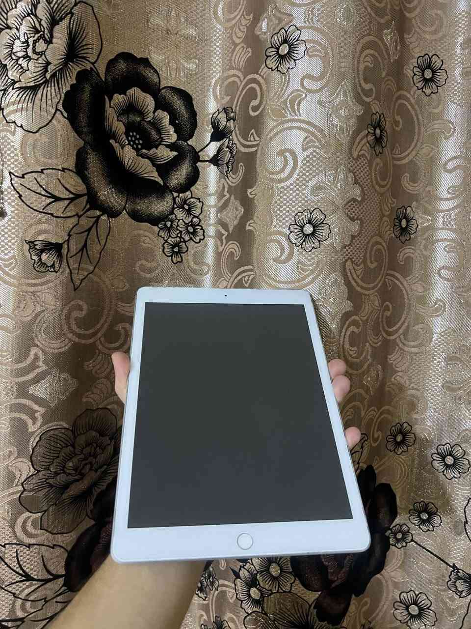 iPhone iPad 8
الذاكره 128
مبدل فقط كلاس 
كل شي شغال من بصمه وقلم ويفيد للدراسه 
يجي ويا شاحنة اصليه من شركة ابل وقلم 
ضمان 6اشهر 
السعر 140
للتواصل واتساب 
***********
